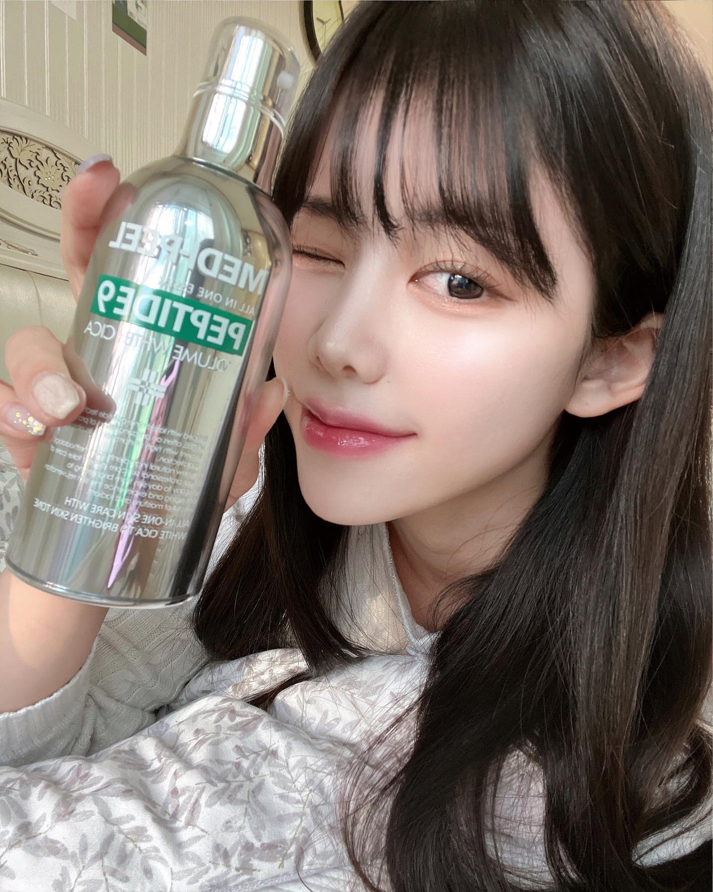#협찬 
날씨가 추워지면서 얼굴이 갑자기 건조해지고 푸석푸석해지는 것 같구 ,, 또 민감성피부라 고민하고 있었는데 

제가 정~~말 애정하는 ’손담비 화장품‘ 으로 유명한 #메디필 🫰🏻♥️ 

#메디필펩타이드9볼륨화이트시카에센스 사용하고 피부에서 처음보는 광채가..! 피부가 탱탱해지면서 환해보이더라구요! 🫧✨

특이한 점이 피부에 바르는 순간 시카버블이 터지면서 피부가 바로 흡수해요..!!! 트러블 진정이랑 수분이 속까지 차는 느낌🫧🫧🌿

그리고 5가지 시카 성분이 진정 + 미백 다 케어해주니까 피부톤이 훨씬 화사해져요 😳💛

마지막으로 제가 원하던 #펩타이드9에센스 로서 물광피부로 차르르..✨✨🪞 

너무좋아요♥️♥️♥️

#스킨이데아 #medipeel #펩타이드9볼륨화이트시카에센스#화이트시카에센스 
#버블에센스 #광채볼륨에센스 #안티에이징 #kbeauty