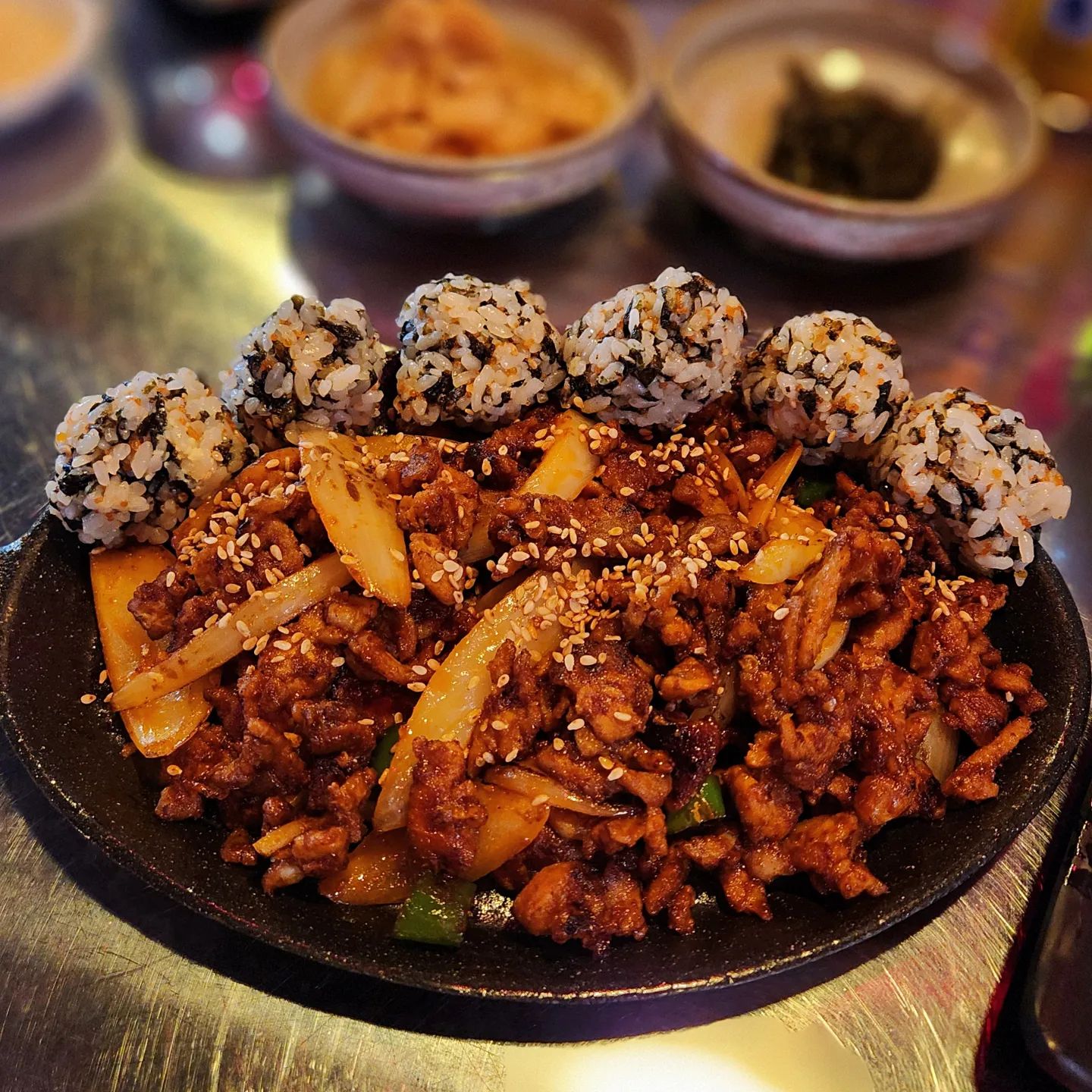 #협찬 #형제닭발  ❛ ڡ ❛ 
#면목역맛집

닭발만 맛있는줄 아셨다면 오돌뼈랑 닭도리탕도 잡솨봐~

#형제닭발면목점 에서 매운맛으로 스트레스 확 날려버리고 왔습니돠◡̈

닭을 사랑하지만 그의 발은 즐기지 않는 짝꿍이와 한때 오돌뼈 중독자였던 과거가 있는 저의 니즈를 모두 충족시켜주는 세트C로 주문!

✔️ 세트C ₩36000
(닭도리탕+오돌뼈+날치알주먹밥+계란찜+쿨피스)

가끔 오돌뼈가 너무 자잘하고 뼈만 오득오득 씹히는 집들이 있는데
형제닭발 오돌뼈는 고기 부분의 비중이 높아서 작게 자른 제육볶음 같기도 하고 식감이 딱 좋더라구요❤️
불맛도 뿜뿜 나고요~.~ 많이 맵긴 한데 자꾸만 손이 가는 중독성 있는 매운 맛이었어요!!
마요네즈 콕 찍어서 주먹밥이랑 같이 먹으니까 꾸르맛🤤 
많이 맵다 싶을때 푸딩처럼 탱글한 계란찜을 먹어주면 매운맛이 중화되면서 평화가 찾아옵니다 ㅎㅎ
맵찔 짝꿍이도 오돌뼈가 꽤나 맛있는지 씁씁 거리면서 계속 먹더라구요ㅋㅋ
그러면서 사장님이 왜 쿨피스를 안 갖다주시는거냐고 저를 재촉했어여🤣🤣

닭도리탕은 의외로 매운맛이 거의 없고 살짝 칼칼한 느낌?
닭 비린내도 하나도 안 나고 국물이 너무 맛있어서 계속 떠 먹게 되더라구요!!
살코기도 넘나 촉촉하고 감자가 넉넉하게 들어 있었는데 으깨서 국물이랑 같이 주먹밥에 비벼먹으니까 또 갸꿀맛..❤️

배달이나 포장주문이 많은 것 같았는데 매장 분위기도 포차갬성 낭낭하고 사장님도 넘 친절하셔서 또 가서 먹고 싶네용 >,<

잘 먹었습니다❤️❤️

#국물무뼈닭발 #닭발맛집 #무뼈닭발맛집 #오돌뼈맛집 #면목맛집 #사가정역맛집 #닭발맛집추천 #매운닭발 #매운닭발추천 #통닭발맛집 #소금구이똥집 #불닭다리살 #직화무뼈닭발 #닭발세트맛집 #무뼈닭발추천 #매운닭발맛집 #면목닭발 #사가정역닭발