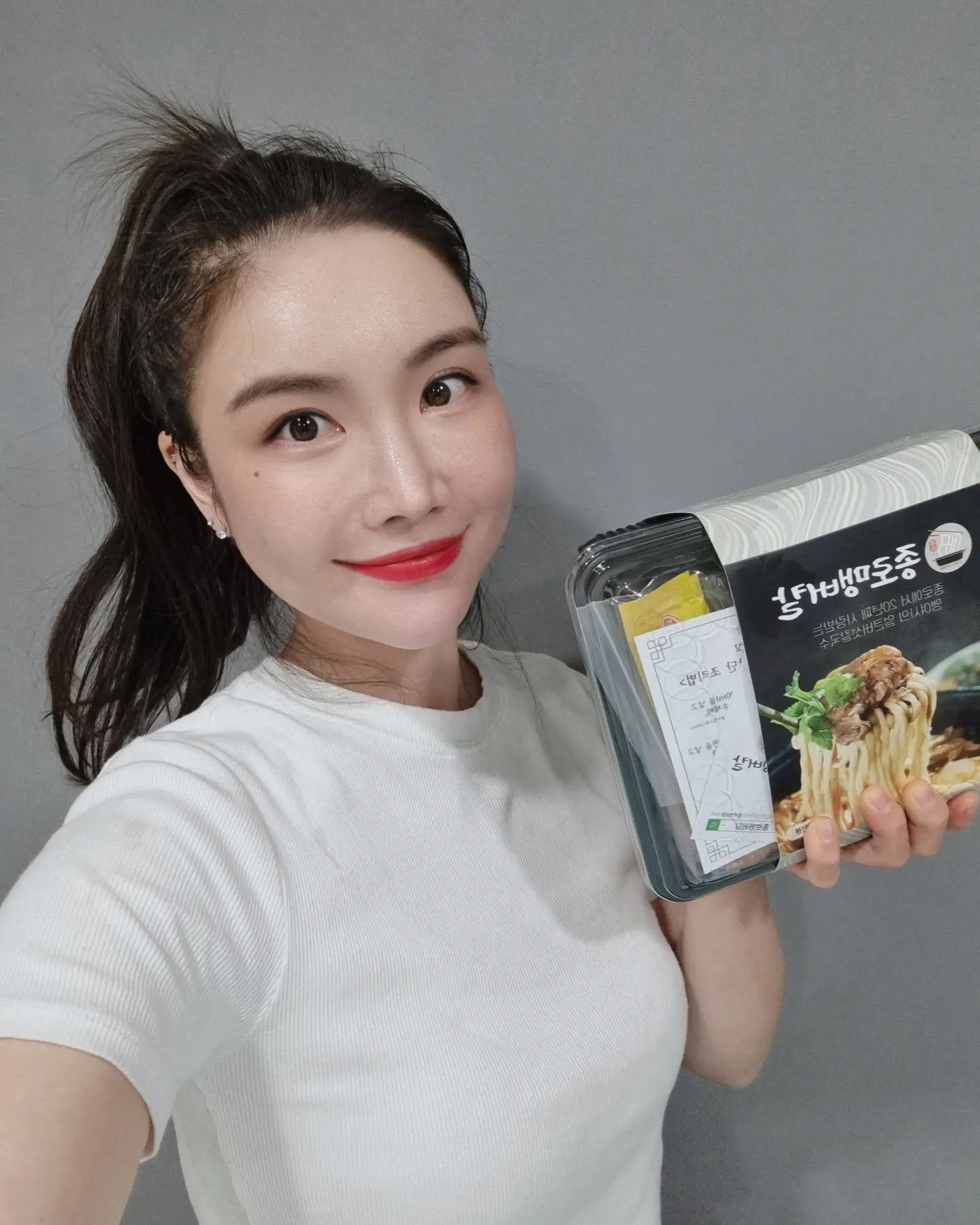 🍜
#내돈내산
2주 연속 먹고있는 #맹버칼 👍

얼큰하면서도 담백한 느낌을 좋아하는 제 입맛에는 증말 딱이네요
(개인적으로는 #등촌칼국수 보다 맛이며 양이며 더욱 만족스러웠어요🙄)

쌀쌀한 요즘 날씨에 증말 딱인 최고의 저녁만찬이었답니당❤️
사실 개인적으로는 소주안주로 넘 추천드리고싶은 밀키트에요😶
(#쩝쩝박사 가 추천드리는 맛난 칼국수이니 겨울 가기전에 꼭 한번 드셔보세용🍜👍🍜👍)