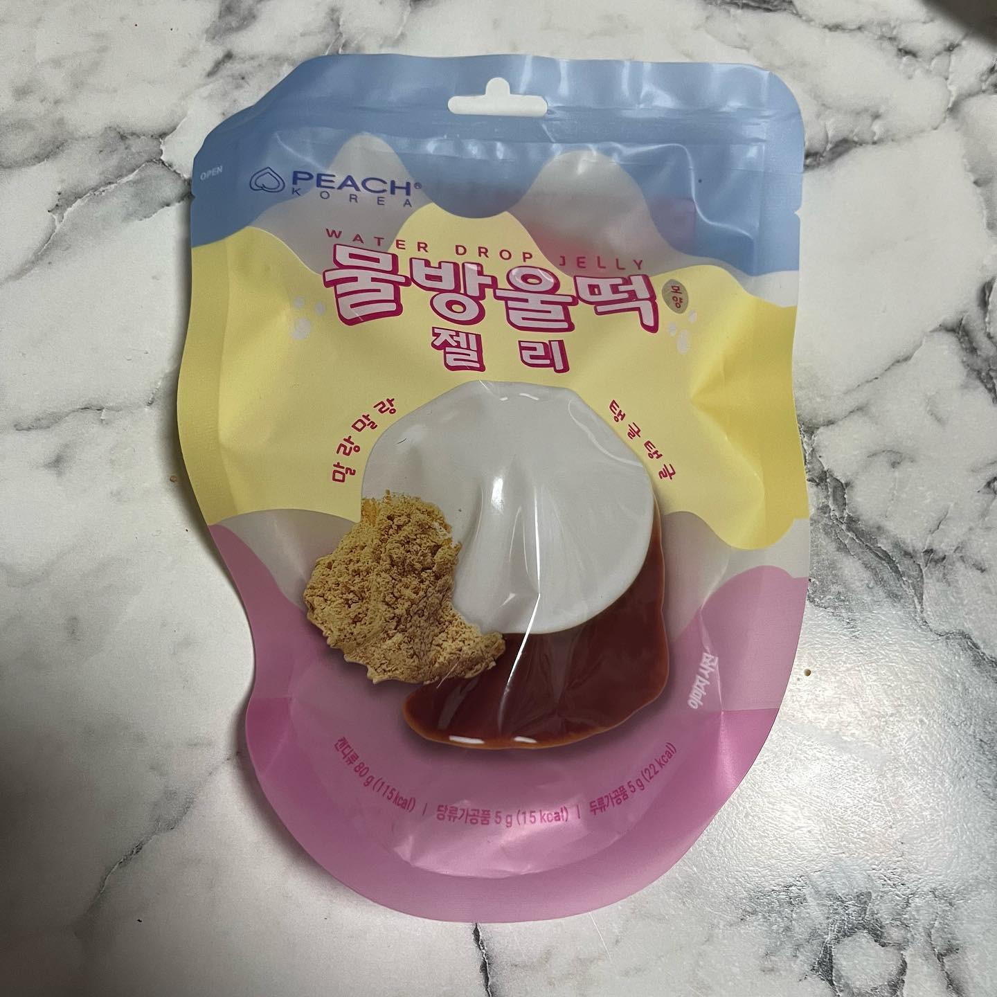 #할인구매 peackorea_official #물방울떡젤리 #물방울떡
.
요즘 유행하는 젤리라길래 호기심에 먹어봤어요! 비주얼은 정말 물방울같은 탱글탱글 젤리라 신기했어요ㅎㅎ  흑당시럽이랑 콩가루랑 잘어울리나 했는데 의외로 달달꼬소하니 괜찮더라구요! 근데 젤리식감이 너무 흐물흐물해서 제 취향과는 멀어서 한입만 먹게 되더라구요ㅎㅎ분명 맛은 있었지만 식감은 호불호 갈릴수 있다 생각되네용
.
#물떡 #물방울젤리 #편의점신상 #유튜브먹방 #다이어트간식