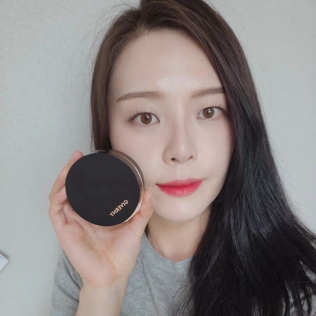lovesome_eunn on Instagram: "#협찬 @giverny_korea 이번 지베르니에서 고밀착 시그니처 파운데이션의 새로운 라인으로 쿠션이 나왓다아 그 전에 쿠션디자인...너무이뿜!!! 블랙에 로즈골드가 들어가있