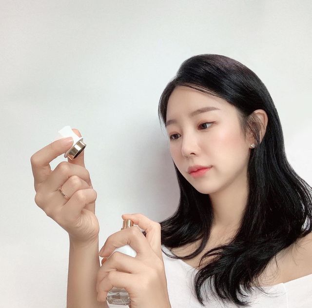 ɴᴀɴᴀ on Instagram: "#광고 이제 막 시작된 사랑의 설렘, 처음 손잡은 순간의 떨림, 찰나의 첫 키스가 남긴 환희에 찬 기쁨까지 강렬하게 시작된 #첫사랑 의 잊을 수 없는 향기를 담은 ✔️#셀
