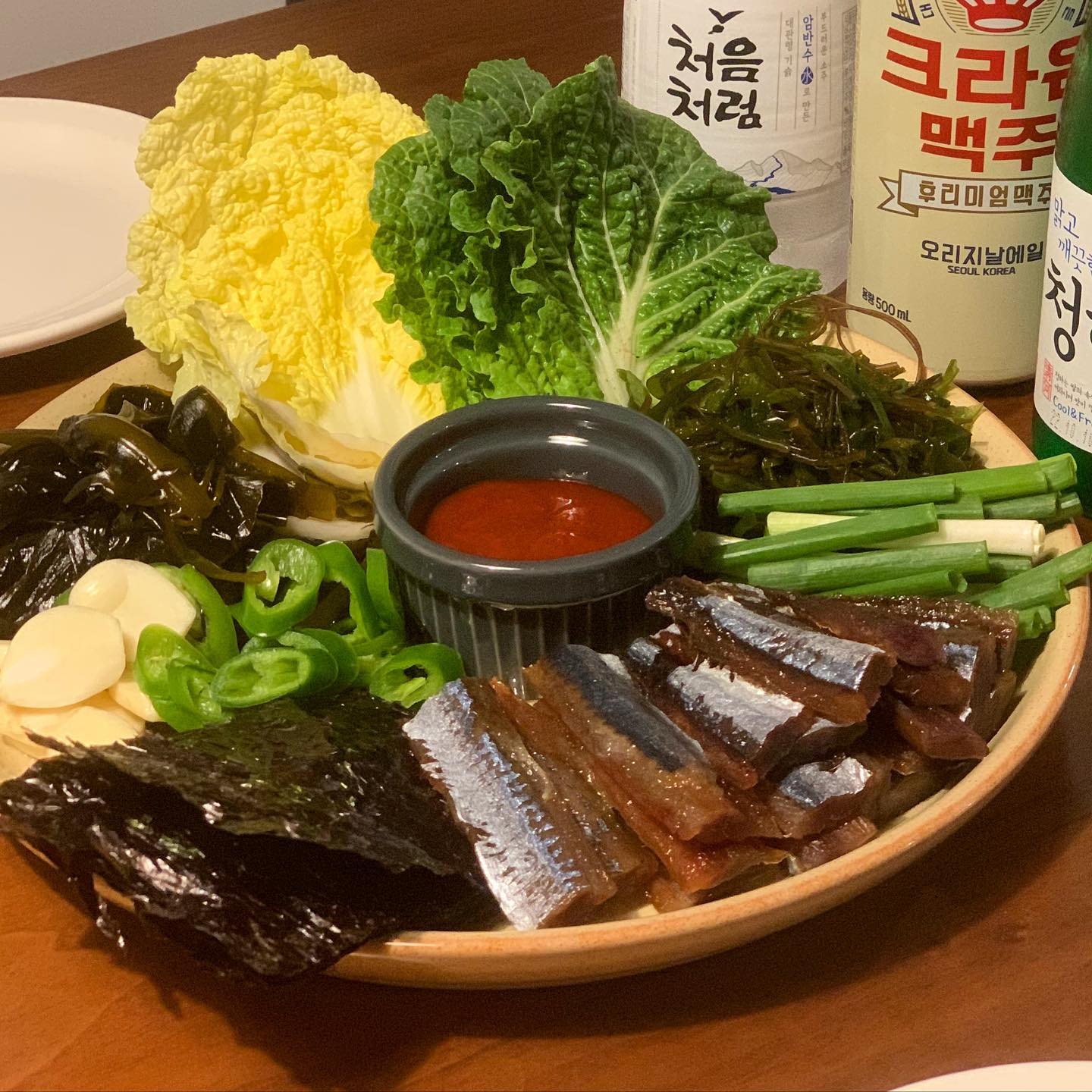#협찬 #미인수산

미인수산(215._.gmg )에서 #과메기야채세트 를 제공해주셨습니다.😀
#미인수산과메기 는 겨울에 꽁치를 구룡포 바닷가 자연해풍으로 말린 겨울철 별미입니다.
직접 손질한 신선한 야채가 푸짐하게 들어있습니다. 알배추와 쌈배추, 물미역, 모듬해초, 고추, 마늘, 쪽파, 김에 초장까지! 들어있어요. 모듬해초는 보통 추가비용을 받는데 여긴 세트에 포함되어 있네요. 모든 재료는 바로 먹을 수 있게 손질되어 있고, 젓가락과 물티슈도 들어있어서 야외나 여행지에서도 바로 먹을 수 있어요.

과메기는 두번째 먹어봤는데, 고소하고 쫄깃한게 저 같은 초보들한테도 거부감이 없는 맛이네요. 가게 노하우로 비린내를 최소한으로 줄이고 전국 도.소매 전문으로 유통이 빨라 재고가 남지않을 정도로 신선한 과메기라 맛이 좋은 것 같아요.

아이스박스+아이스팩에 넣어서 빠르게 도착했습니다. 당일작업 당일발송을 원칙으로 해서 신선하게 먹을 수 있었네요. 원자재값 부자재료들 가격이 인상되었는데도 불구하고 작년과 금액 변동이 없고 아직은 작은업체이지만 재구매율이 매우높고, 찐단골들이 많다고 합니다.
인스타계정에서 제조과정이나 이벤트소식 등도 확인 가능해요!

구매처 : https://smartstore.naver.com/guamegi2015

#과메기 #구룡포과메기 #포항과메기 #과메기효능 #과메기맛집 #과메기택배 #포항맛집 #제철음식 #수산물 #건어물 #술안주 #먹스타그램 #구룡포맛집 #안주 #안주스타그램 #해산물 #koreanfood #yummyfood #foodies