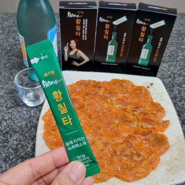 장남매맘😄 on Instagram: "#광고
황칠코리아의 숙취해소제 황칠타예요
술 마신 다음날 숙취에 괴롭지 않도록 챙겨 먹음 좋죠. 1박스에 10ml 7포 들어 있고 유기농 황칠나무잎  추출물 100%예요

나무계에서 인삼이라 하여 인삼나무라는 별칭을 가진 황칠나무는 만병통치약이라는 학명을 가지고 있어요. 황칠코리아는 인삼나무라 불리는 황칠나무를 현재 해남, 강진, 완도에서 약 40만평 이상의 대지에서 재배해요

인삼나무인 황칠나무는 20년 이상된 나무만 사용해요. 인삼나무인 황칠나무는 항암, 항염, 항균, 당뇨, 간기능개선, 항산화작용, 면역력증진, 항고지혈증,남성 성기능 개선 및 대장질환 예방 및 암세포 억제 등 다양한 효능이 발견 되었다고 해요

그 중 간기능 개선이 탁월한 효과를 보여 숙취에 좋은 제품을 개발 하였어요. 소주에 타서 먹으면 알코올향이 살짝 날아가 부담없이 먹을 수 있고 목 넘김이 좋아요.  HACCP 인증 받은 깨끗하고 청결한 곳에서 작업 했어요

섭취 방법은
- 소주 1병당 1포 타서 먹어요
- 음주 전,후 한포씩 그냥 먹거나 물에 타서 먹어요
- 안주 요리 때 한포 넣으면 잡내제거, 숙취에 좋아요

소주에 1포 섞어서 저녁에 남편이랑 같이 먹었어요
소주 오랜만에 먹어 부담이였는데 1포 섞어서 먹으니 소주 특유의 알코올 향이 덜해서 좋았어요

@hwangchil_korea 

- 본 리뷰는 황칠코리아에서 제품을 제공 받았으나 주관적인 생각으로 작성 하였습니다

#광고#숙취해소법#숙취해소#소주숙취해소제#음주후숙취해소제#숙취해소제추천#소주에타먹는숙취해소제#숙취해소제언제#숙취해소제소주#음주전숙취해소제#숙취제#인삼나무#황칠나무#황칠코리아#황칠타"