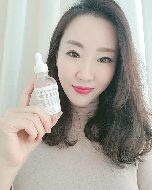 조미교 on Instagram: "#광고 사랑할 수 밖에 없는 로즈오또 세럼❤️ 슈퍼리치 에센스 로즈오또 세럼 일명 로또세럼이라고도 하죠? 원래 속건조가 심한 타입이라 수분공급이 조금만 안되도 얼