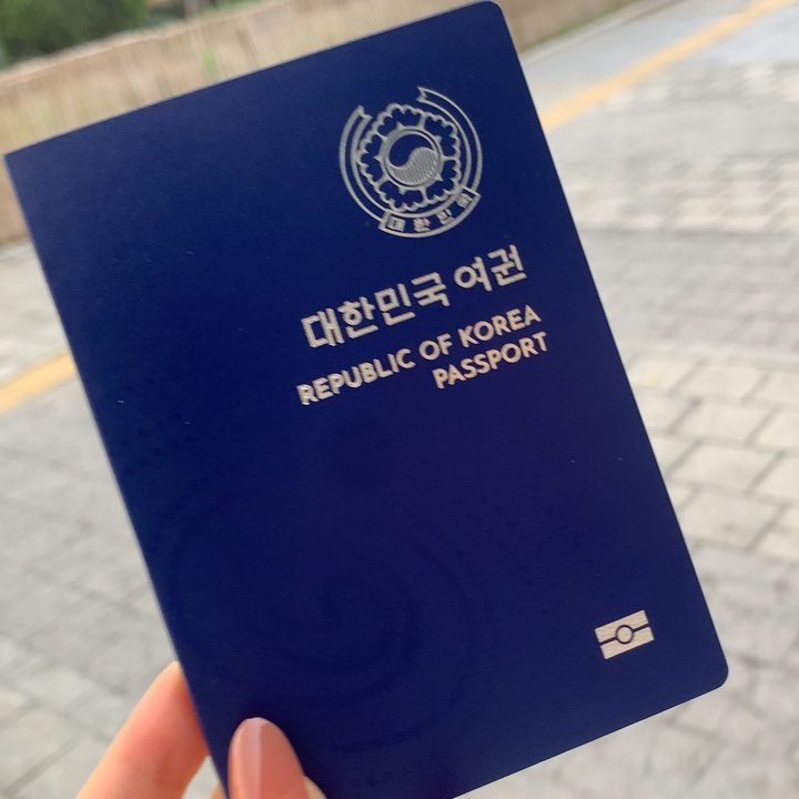 여행 갈 준비✈️
벌써 여권이 10년째로 만료되어서 신규 발급했다. 초록색 여권도 안녕이구나, 파란색 실물 꽤나 이쁨ㅎㅎㅎ
 3차 백신 팔뚝멍은 이제 좀 빠져가고 
요즘 초밥도 자꾸 땡겨서 계속 먹는중ㅋㅋㅋ
.
#오사카여행 #오사카자유여행 #오사카준비 #여행준비✈️ #여행준비 #여권  #일본여행🇯🇵 #백신접종 #새여권