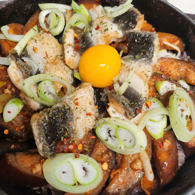 젊은날의 기록✏ on Instagram: "주말 요리일기👩‍🍳 언니들한테 선물받은 스타우브🥘 신랑이 솥밥을 좋아해서 너무너무 잘 활용중이다🙆‍♀️❤ 지난 주말에는 제품 제공 받은 황칠요리