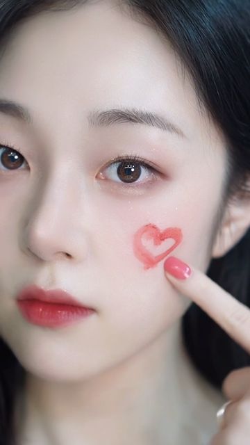 유리아🌸 on Instagram: "#광고 #에이프릴스킨 #캐로틴클렌징밤 🥕 불금 즐기고 클렌징은 에이프릴스킨에 맏겨🧡 제가 착색력이 엄청난 틴트로 그린 하튜하튜🤍 순삭되는거 보이시나효🫢