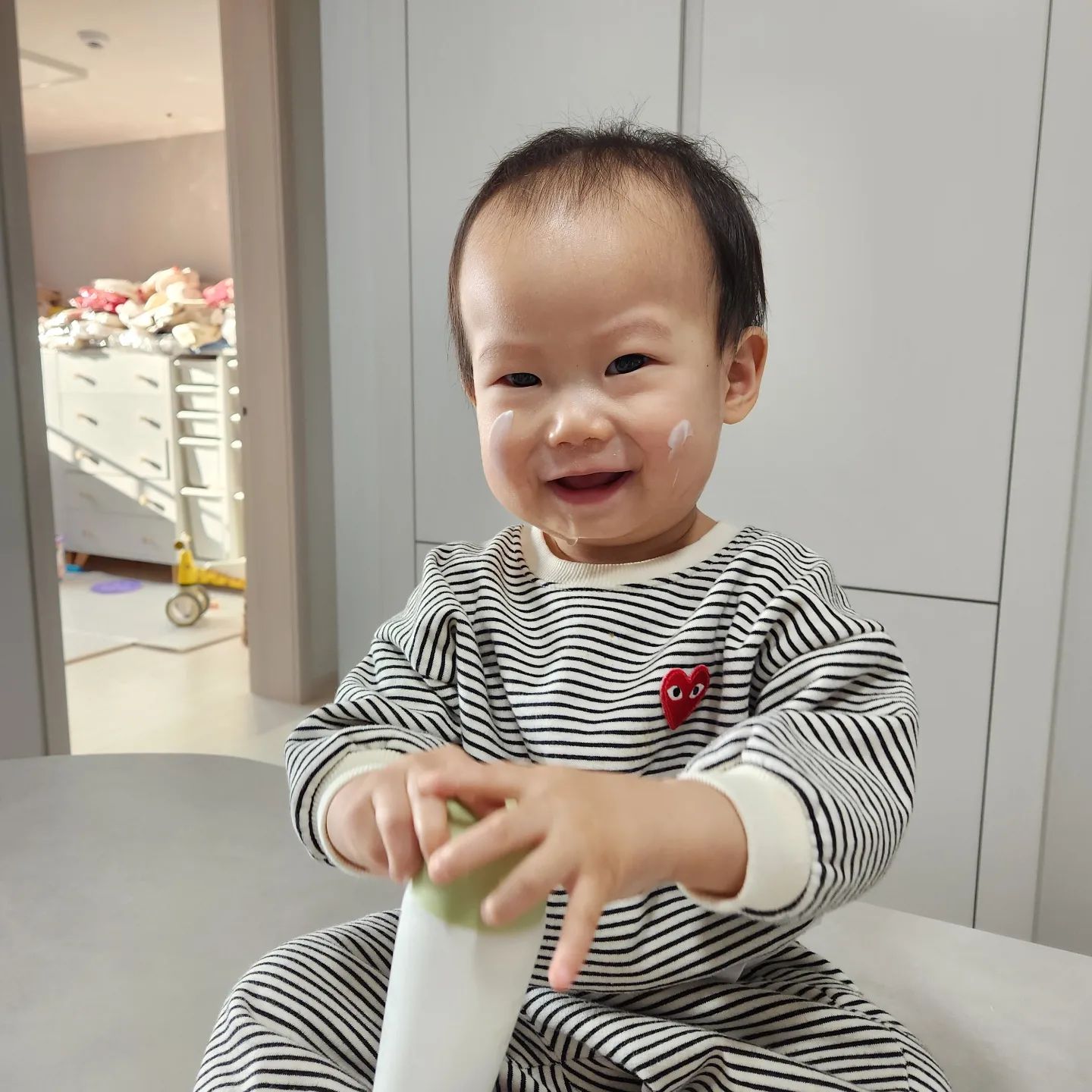 #협찬

함소아 식물순액 워시+로션

어린이집 다니면서 야외 환경에
노출이 많이된 첫째를 위해 준비한
함소아 워시,로션

2460시간 정성으로 발효하고 추출한
영양 성분 가득한 식물순액 시리즈!

자연유래 성분이라 돌지난 둘째도
같이 쓰는데 머리부터 발끝까지 아주 촉촉!

진정,보습,장벽케어 관리 중요한 요즘
찐 추천할만큼 만족스러워요-
둘째는 입주변 건조해서 수시로
덧발라주는데 금새 촉촉...!

우리 아가들 피부를 부탁해🫶🏻

#함소아화장품#함소아식물순액#식물순액워시
#식물순액로션#함소아워시#함소아로션
#어린이화장품#키즈화장품#어린이로션#키즈로션