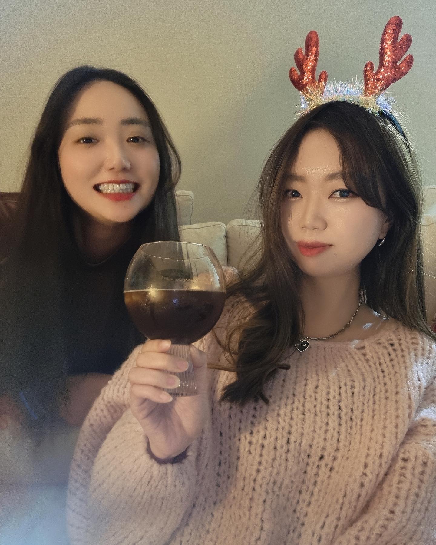 #미리크리스마스
_
힙한 언니랑 찰칵찰칵📸
꼽꼈다가 얻어걸렸네😘

건치인척😬😬😬
그냥 입큰이👄
_
#집들이 
#메리크리스마스 #미리크리스마스 #성탄절 #크리스마스 #크리스마스장식 #크리스마스파티 #예수님 #예수님생일 #크리스천 #기독교 #일상 #데일리 #친구 #언니바라기 #신혼부부 #쩡양