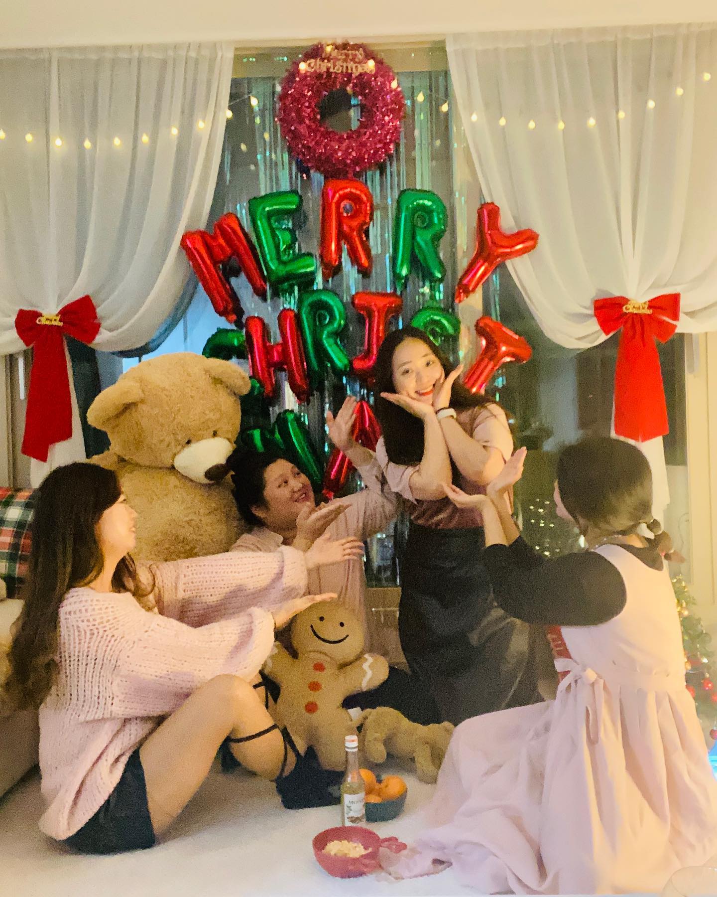 #최강쩡졔
_
몰아준듯 아닌듯😬
드레스코드는 블랙핑크,
포즈는 핑클 화보(3번)😝
30대면 어땨, 즐거우면 됐지 뭐.
_
#집들이
#미리크리스마스 #크리스마스 #크리스마스파티 #성탄절 #예수님생일 #모임 #30대 #30여자 #연말파티 #파티룩 #좋은사람들 #언니 #언니바라기 #쩡양 #곰돌이인형