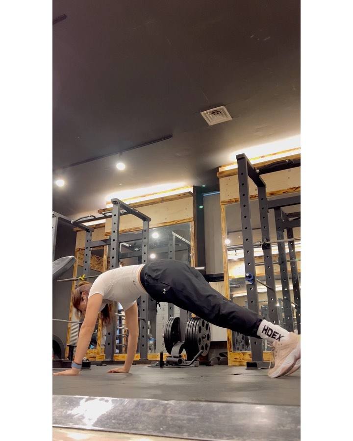 오랜만에 가슴 삼두 업뎃✌🏻
단단한 a컵 여기요🫣🫣
머리부터 발끝까지 누가봐도 딱 시네리 스타일 짐웨어💪🏻
역시 hdex__official 입고 운동하면 기분부터 좋음✨
.
#푸쉬업 선피로3set
#인클라인벤치프레스 30kg, 35kg
#인클라인덤벨프레스 12.5kg
#체스트프레스 18.2kg
#케이블크로스오버 10kg
#라잉트라이셉스익스텐션 10kg
#케이블푸쉬다운 15kg
#행잉레그레이즈 
.
hdex_people_official 🫶
김계란님이 엠버서더로 활동하고 있는 글로벌 짐웨어 HDEX !
크롭이 엄청 얇아서 너무 맘에든댜😁
오늘 다들 #hdex  입고 운동하기♥️
.
.
.
.
.
.
.
#hdx #에이치덱스 #협찬