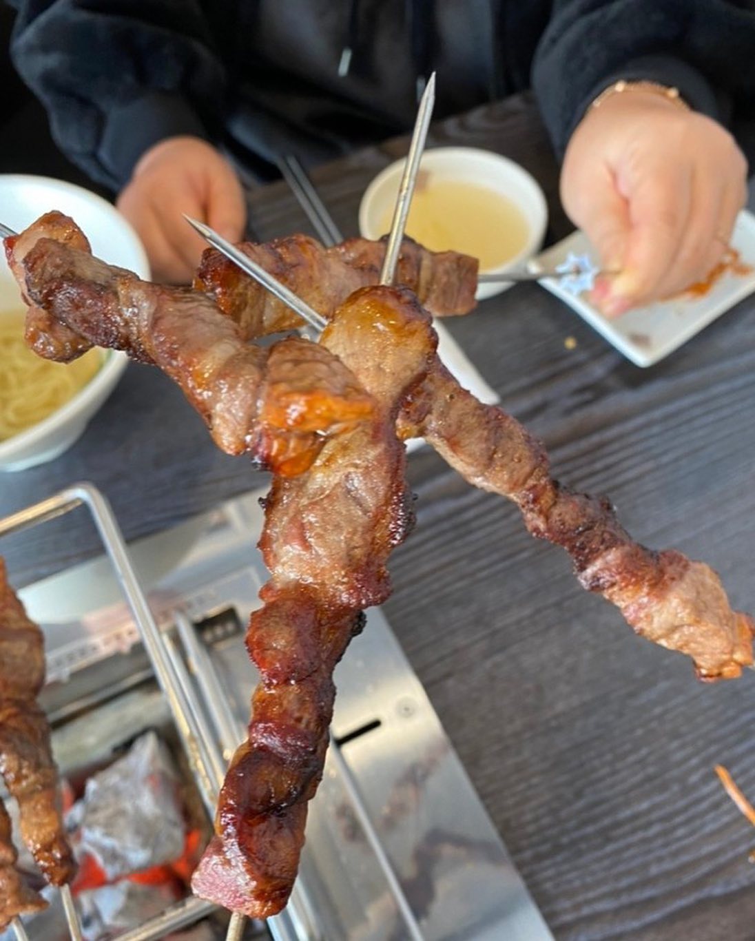 ⠀⠀⠀⠀⠀⠀⠀⠀⠀⠀⠀⠀⠀⠀⠀⠀
📍전농동맛집 양꼬치92에 다녀왔어요~🍢

지인들과 12월초에 이른 송년모임을 했어요~

🎯그중 한명이 자기동네에 새로 오픈한 
#양꼬치92 에 가자하여  뭉친 우리~💕

✔️#양꼬치 양도푸짐하니 잡내없이 굿굿❗
✔️#꿔바로우 완죤 내스타일~ 소스맛 짱❣️
✔️#온면 쫄면보다 작은 면발~ 넘나 쫄깃하고 
뜨끈하니 깊은 육수맛 짱!!

🎯양도 푸짐하고 잡내없이 너무너무 맛나게 
오찬을 즐긴 우리!! 여기여기 맛집인걸?!!^^👍🏻💫

🎯식후 지인이 스벅에서 커피까지 쏘시고..
간만에 뭉쳐 그간 못다한 수다 왕창떨며
이른 연말모임을 했네요~^^

📌더많은 내용은 프로필 링크에 있는
블로그에서 12월 2일 포스팅을 확인하셔요~^^

#소통 #일상 #일상스타그램 #맞팔 #선팔 #데일리 #daily #l4l #f4f #좋반 #좋아요반사 #선팔하면맞팔 #소통해요 #인친 #데일리그램 #일상기록 #선팔맞팔 #양꼬치92