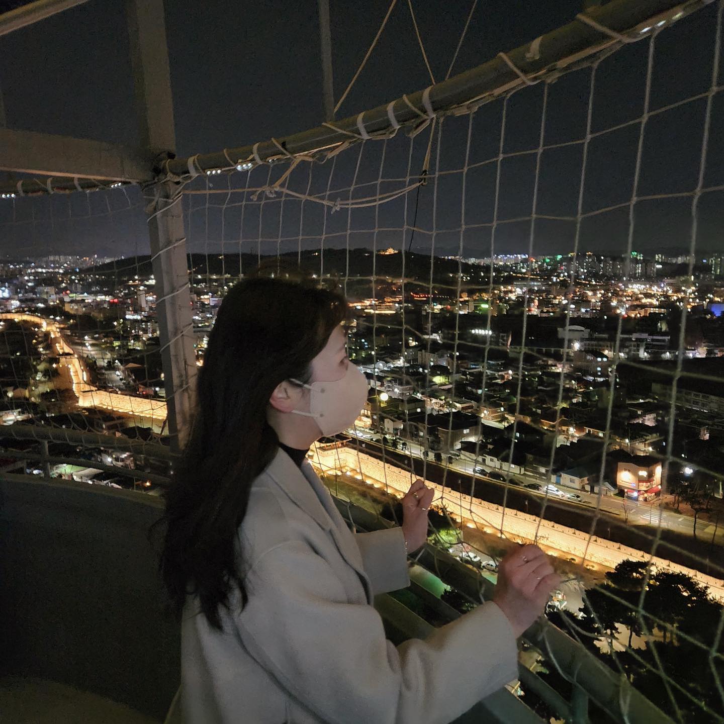 우리나라에 열기구가 있다니
다들 알고계셨나요??😲😲
플라잉수원이라고 엄청큰 헬륨기구가있어요!! 위아래로만 움직이지만 그것만으로도 충분히 재미있게 즐길 수 있어요👍👍
아! 물론 쫄보에 높은 곳을 무서워하는 저에게는 좋으면서도 너무서웠어요ㅠㅠ
완전 이색데이트였어요💕
그리고 상공은 추유니까 패딩이랑 장갑은 필수에요!! 진짜 덜덜덜 떨었어요

#아라리#럽스타그램#여행스타그램#첫줄#첫줄반사#일상#소통#소통해요#선팔하면맞팔#맞팔하면선팔#선팔#맞팔#맞팔좋아요#선팔맞팔#좋아요반사#수원#수원화성#수원가볼만한곳#이색데이트#플라잉수원#수원플라잉#수원열기구#수원헬륨풍선#수원여행#이색데이트추천