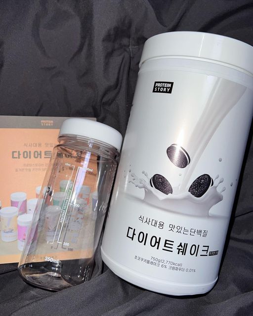 민 지 on Instagram: "#협찬 진짜 다이어트는 내년 여름을 위해 겨울에 하는거 알쥐? 오랜기간 다이어트쉐이크를 연구해온 #프로틴스토리 를 가져왔습니당 🤭 끼니 대용으로도 만족스러