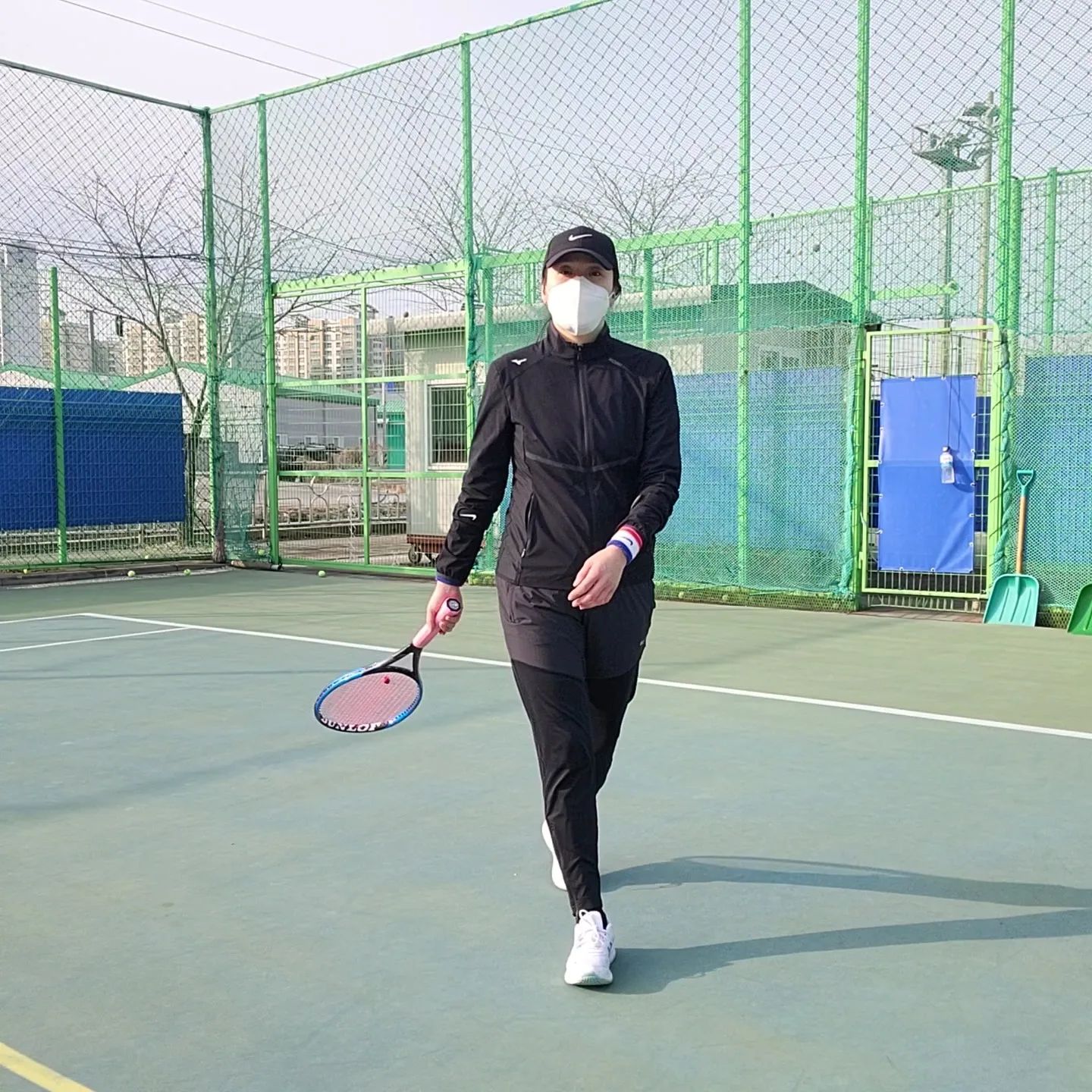 남편이랑 두번째 야외테니스장🎾
경기도 양주에 있는 삼숭생활체육공원🌳
4번코트까지 있고 코트가 프라이빗하게 개별로 나뉘어져있다🤭

오늘 안코치님(남편)이 코칭해준 덕분에 힘듦
ㅋㅋㅋㅋㅋ 남편은 입이 힘들었을 듯!!

#테린이 #야외테니스 #야외테니스장 #삼숭생활체육공원 #테니스치는여자 #테니스부부 #테니스연습 #테니스