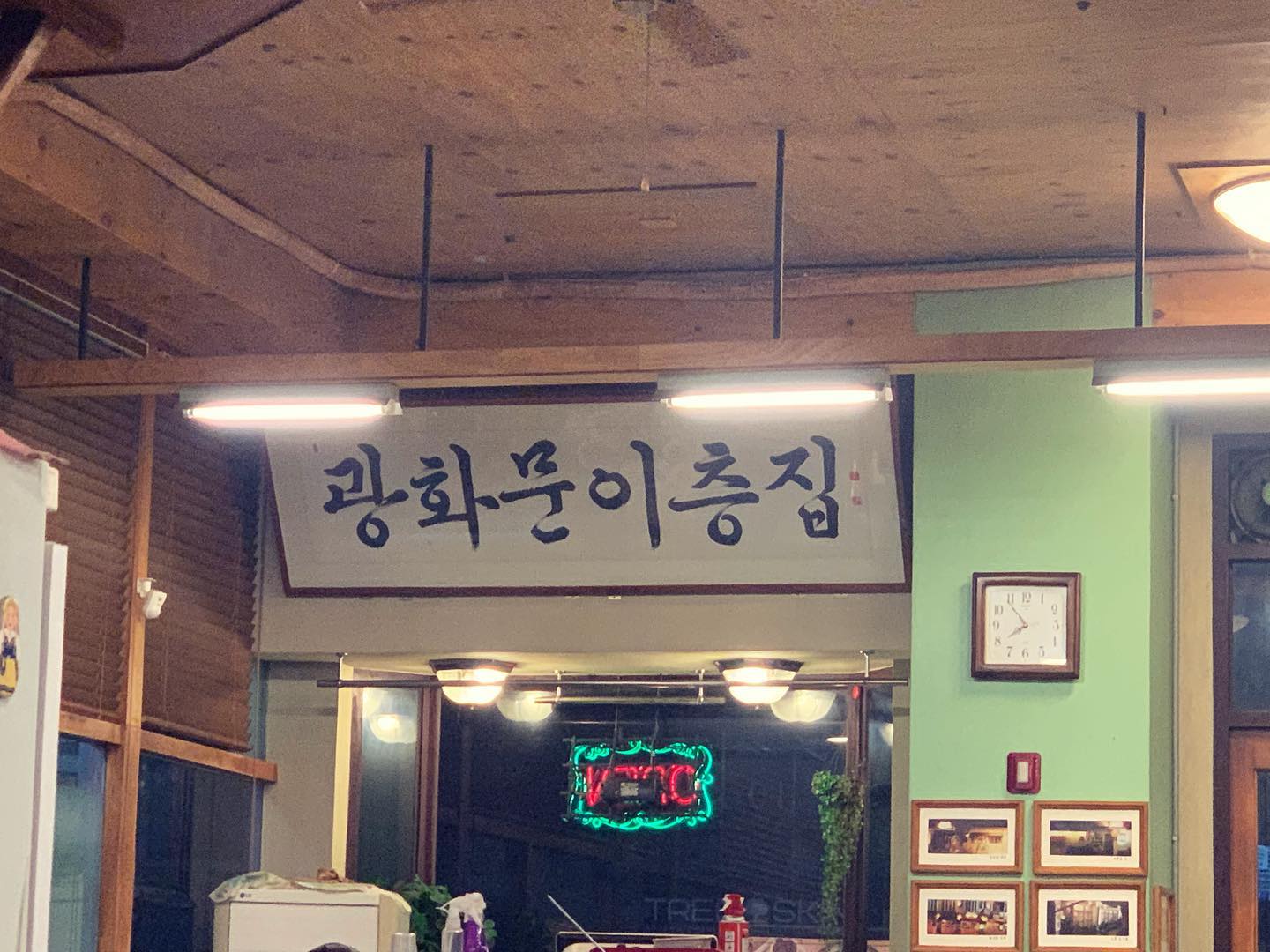 #교대이층집광화문점 

연말 느낌 좀 느낄라고 을지로(명동이쥬..)갔던김에 이번엔 광화문으로 출동..

교대이층집도 교대점만 가보고 처음.. 친구가 세광양대창이랑 다 같은 라인이라니까 궁금했는지 가보쟈해서 방문~

광화문점.. 금요일회식러들이 많은지 회식하는 테이블이 많았다.
정신 하나도 없고 딱히 열심히 구워주시지도 않..(잔소리만 많이하심..)으셔서 고기 열심히 굽고, 정리하고 예쁘게 고기 올려놓고.. 먹긴 친구가 다 먹음🤣

정신사나우면 나는 뇌 회로가 마비되나보당… 🥲

#교대이층집 #광화문이층집
#먹스타그램#먹팔
#맛스타그램#맛팔
#선팔하면맞팔
#음식사진이상하면언팔
#이상한계정은맞팔안함