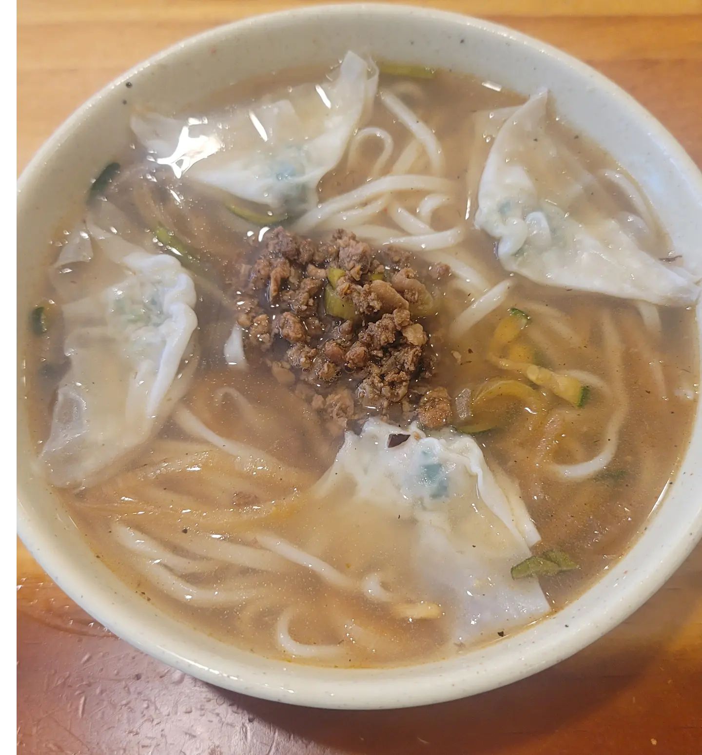 줄서서 먹는 곳
양도 어마무시한 칼국수
내입맛엔 살짝 간이 쌔긴 했지만👍

#명동교자이태원 
#이태원맛집
#이태원점심 
#이태원칼국수