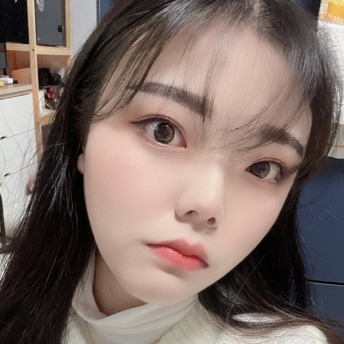 #체험 #제품제공 #협찬 #모공탄력 #추천 #바쿠치올 

바쿠치올 세럼을 알게된건 레티놀을 알게되면서 자연스레 알게 되었어요! 레티놀이란 제품이 주름개선, 미백효과, 화잘먹 크림으로 알려져 있으나 부작용도 있고 tapering 한다던지 … 여러 이유때문에 돌고 돌아 바쿠치올을 선택 하게 되었어요

그래서 레티놀대체제 로 선택을 하게 되었습니다!
레티놀대체제 라고 해서 절대 효능이 떨어지거나
효과가 떨어지지는 않습니다!

바쿠치올세럼 은 
👉🏻탄력집중케어
👉🏻4중 보습강화 케어
👉🏻순한 항산화케어
👉🏻민감피부안심케어
까지 한다는거! 

24시간 데일리 탄력 케어를 위한 아틀리에비만의독자성분인
” 그리놀 ( Greenol ) “ 
👉🏻 그리놀은 보성에서 채취한 자연 항산화 식물 녹차잎과 식물성 레티놀 바쿠치올을 배합하여 더욱 더 순하게 피부의 시간을 되돌려줍니다

그리고 아틀리에비 바쿠치올 유스 퍼밍 세럼은 피부 턴오버 주기를 촉진시키고 피부탄력에 효과적인 제품입니다!

얼굴에 어떤 부분이 주름으로 가장신경쓰이나요?
저는 눈가, 입가 주름이 가장 신경이 많이 쓰이더라구요… 자주 웃다 보니 주름이 자글자글…(직업병이라고 하죠)

아틀리에비 바쿠치올 세럼을 사용하고나서는 주름이 드라마틱하지는 않지만 그래도 신경쓸정도는 아니다? 이정도로 나아진거 같아요!
그리고 바르고 괄사도 해서 효과는 더욱 더 좋은 거 같구뇨! 

바쿠치올은 데일리 케어가 필수 입니다! 그리고 콜라겐을 형성을 촉진 시키는 바쿠치올 성분이 들어가 있으며 자극도 없고! 

자극이 없는 만큼 우리 이뻐지자구요!
#아틀리에비 #아틀리에비앰플 #아틀리에비탄력 #아틀리에비바쿠치올유스퍼밍세럼 #아틀리에비바쿠치올 #바쿠치올 #바쿠치올세럼 #레티놀대체제 #대체제 #탄력앰플 #탄력세럼 #강추 #화잘먹 #괄사용추천 #괄사와함께