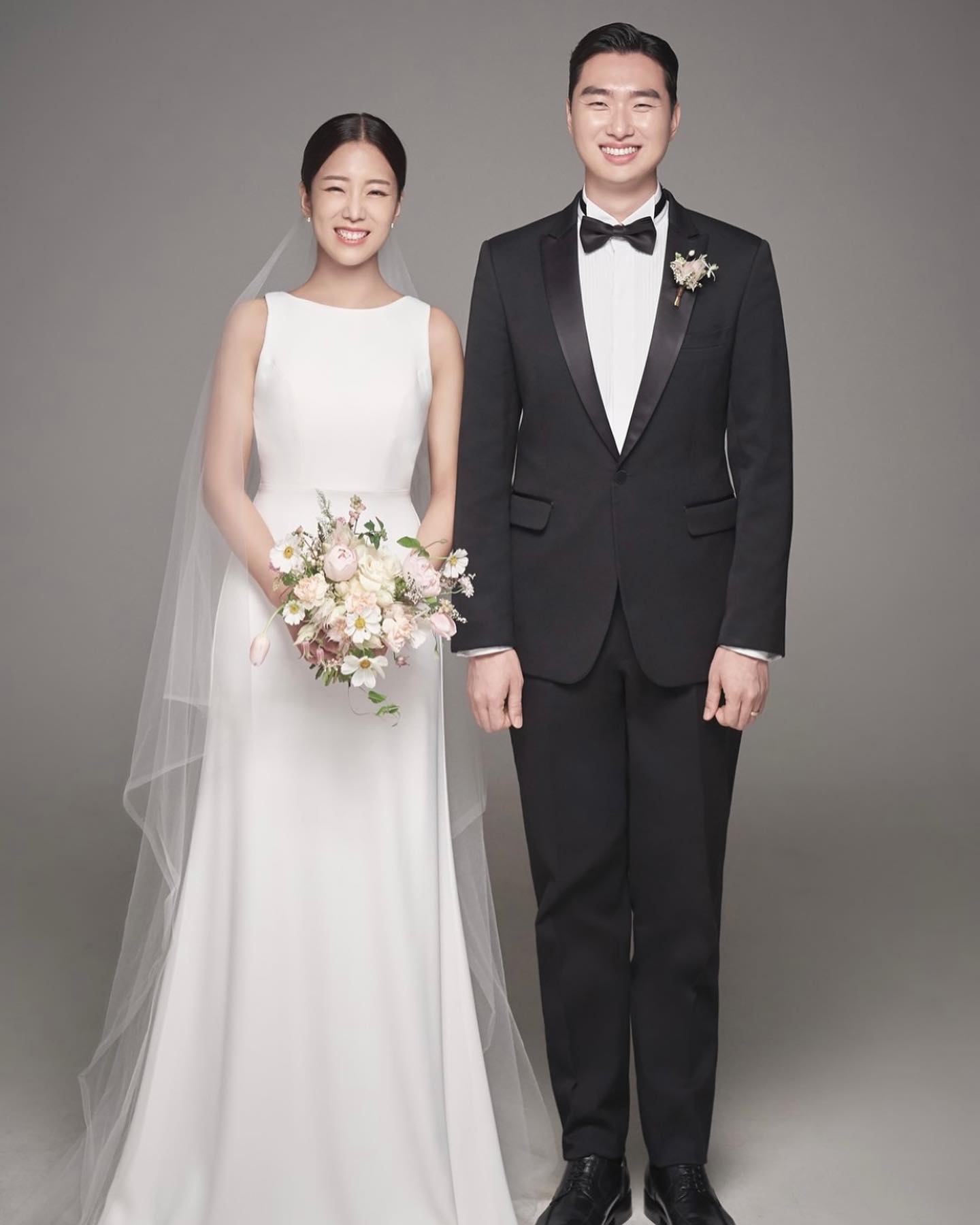 👰‍♀️🤵‍♂️
22.12.17 (토) 15:20 루이비스컨벤션
사랑하는 친구들 언니 오빠 동생들까지🫶
8년의 연애 끝에 드디어 결혼 합니다 호호
-
결혼해요!! 얏호~!!
새로운 시작이라는게 실감도 안나고 얼떨떨하고 
정신 없기도하지만
8년 동안 든든하게 곁을 지켜주던 재국이랑 
지금처럼 영차영차 잘 살아보겠습니다😁🎶
-
한 분, 한 분 연락을 드려야 하는게 맞는데
결혼을 명분으로 연락을 드리는게 실례가 될까 이런 저런 걱정으로 소식을 직접 전하지 못한 친구들이 많아요ㅠㅠ 
(평소에 잘 했어야 했는데…)
-
스을쩍 축하해주신다면
너무너무 감사히 연락드리겠습니다🥹🥹
와 진짜 결혼이라니! 두둥
-
#예비유부초밥