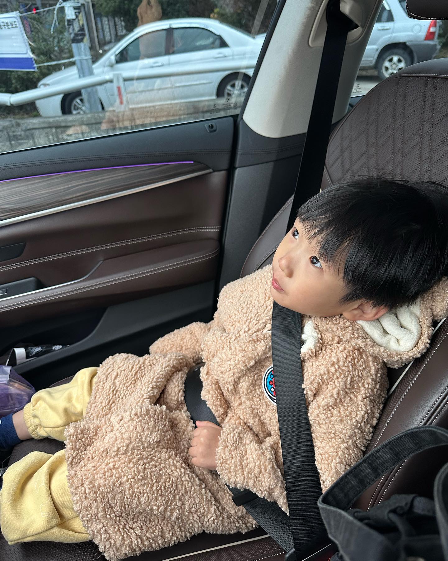 #우주피드

어쩌다 픽업가게 됬는데
카시트 없는 차라 ㅋㅋㅋㅋ 앞좌석 안전벨트 하고 태웠는데
마트도 다녀오고 해도 움직임 없이 얌전 그잡채…

진쯔 너는 사랑이구나 ❤️