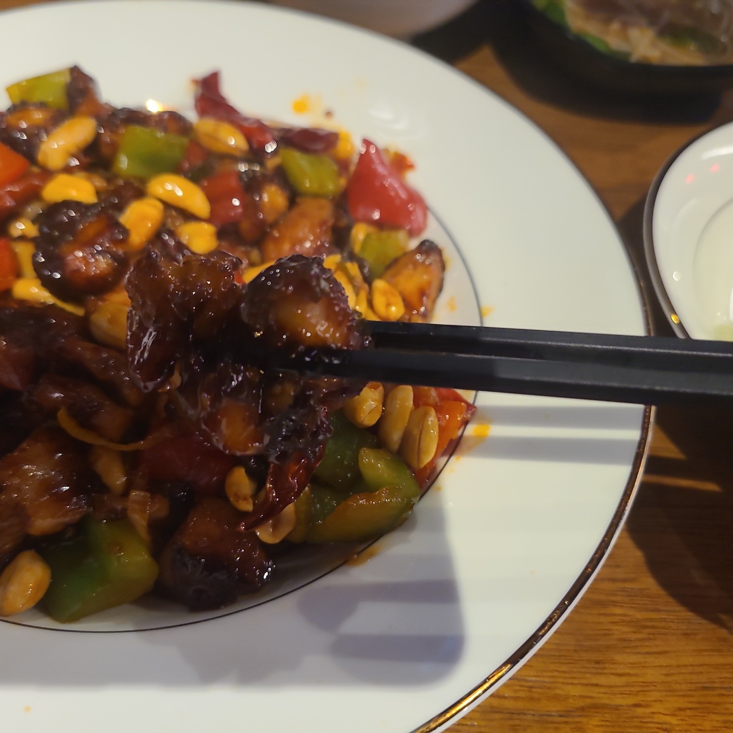 #협찬 

센트럴파크맛집 홍콩주점 데이트하기 좋은 전골맛집

크리스마스 느낌이 물씬 나는 중화식당에 들렀답니다 :) 전골이 맛있다고 해서 먹었는데 국물맛 좋고 고기도 신선했답니다.

전골과 같이 시킨 것은 쿵파오 치킨인데요
땅콩과 야채에 닭다리살을 매콤달콤하게 볶아서 양상추에 싸먹는 치킨 요리라고 합니다 :D 다른 곳에서 보기 힘든 요리로 여기서 드셔보세요!

데이트하기 좋은 곳으로 송도맛집으로 인정!!

주소 : 인천시 연수구 컨벤시아대로116, 133호(송도 푸르지오 월드마크 7단지 1층)

#센트럴파크맛집 #송도술집 #센트럴파크역맛집 #요리에진심송도술집 #마라맛집 #전골맛집 #감성술집