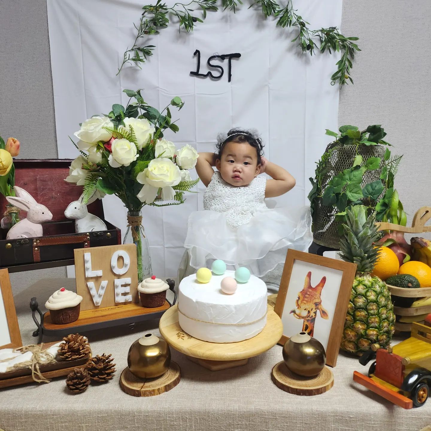 지우 첫 돌 축하측하♡
언니들이 코로나19로 인해
돌잔치를 못했기에 지우도
집에서 셀프 돌상 차리기!!

원래 언니들이 못하면
동생도 못하는 거라며
그래도 이번에는 돌상 대여
지대루 해서 차려봐쯈~

둥언니는 첫 돌에 청진기를
잡아서 둘 다 의사되려나~
했는대 막냉쓰는 마패를 뙇!

다 모르겠구 건강하게
오래오래 행복하게 살자♡