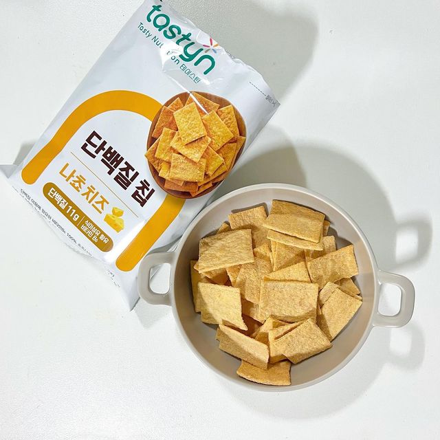 비비 on Instagram: "간식 : 테이스틴 단백질칩 나쵸치즈맛 #이벤트당첨 으로 받은 테이스틴 단백질칩🥠 단백질 11g 이나 들어있고 바삭하고 맛있는 속세맛🥹 씹는 맛 있고 양도 많아서 간식 땡