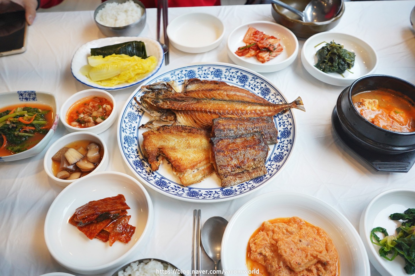 #부산맛집 #반여동맛집 #부산생선구이 #반여동생선구이 #청수밥상

집에서 해먹기 힘든 생선구이! 다양한 구성의 생선들과 맛있는 반찬구성들의 #생선구이맛집 찾는다면 청수밥상 추천해요.

먹는 내내 손님들이 끊임없이 왔다갔다는 리얼 로컬맛집! 모든 생선구이들이 간이 딱 맞고 탕,찌개,나물들 구성도 너무 좋아서 가족외식,회식,모임하기에도 굿!!

모든 생선들은 자갈치시장에서 경매받아오신다고하는데 그래서그런지 너무 신선하고 맛있었습니다.

2명이서 먹다가 배터지고 나올정도로 양도 푸짐했던 :) 생선구이 좋아하신다면 꼭 가보세요

주소 : 해운대구 선수촌로 110-12 (반여동)
전화번호 : 051-521-3393
영업시간 : 11시~21시 (라스트오더 20시30분)
(매주 일요일 휴무)
가게 뒤편 자체 무료 주차장 보유