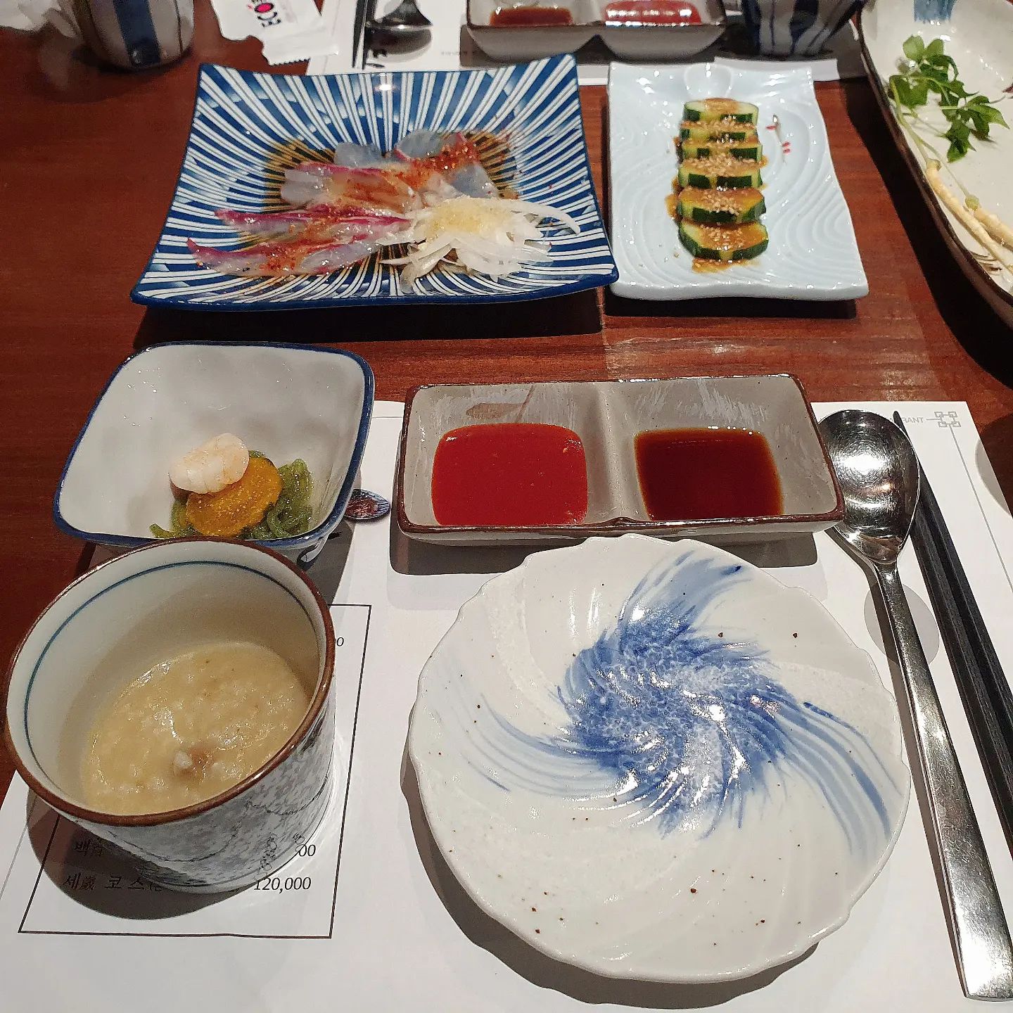 #발산맛집 #마곡맛집 #발산일식집 #마곡일식집
#발산코스요리 #마곡코스요리 #일식맛집

#일식비 

"어떻게 이런 구성이 가능하지?"
배불러서 비싼 코스 못먹는 여의도에서 시작한 일식 코스요리집💯

#어코스 42,000원(1人)

런치코스를 제외하면 가장 가격이 낮은 코스요리다.
식코스가 유명하던데 술한잔 하면서 먹기 구성이 너무 푸짐해 어코스 선택!
그런데? 이것도 배터져 죽을뻔했다ㅋㅋㅋㅋ
코스 순서대로 적어볼테니 잘 따라오시길 바란다.

° 전복죽 카르파쵸 오이된장 새싹삼 샐러드면

에피타이저로 딱 좋은 메뉴들이다.
우선 전복죽 부터 내장향 가득한게 녹진하니 장난 아니다.거기에 숭어로 보이는 카르파쵸는 첫 입맛을 돋우기에 완벽했다👏👏👏

°모듬회

큼직큼직한 활어들의 파티다ㅋㅋ
아니 두께 무엇 코스인데 이렇게 크게 나와도 되는건가!?!?

특이하게 회와 곁들여 먹는 김치가 나오는데 회맛을 안해치고 잘 어우러 지는 신기한 맛이었다😆

°청어회 전복찜 안키모 굴 소라숙회 멍게

1인 4만2천원 인가 다시 의심되기 시작된다ㅋㅋ
완전 두툼한 회를 다먹을때쯤 해산물을 또 이렇게 내주신다ㅋㅋㅋㅋㅋ

청어는 비린내없이 아주아주 맛있었고 찜 숙회 모두 질기지 않고 익힘 정도가 좋았다👍 아귀간도 나오고 다 너무 좋았지만 특히 굴이 씨알은 크지 않았는데도 향이 진짜 응축해 놓은듯 해서 만족도 300% 였다

°연포탕

아직 먹을게 많다😲 낙지 한마리를 바로 잘라서 넣어주신다. 맑고 아주 시원한 국물이라 우리는 청양고추 추가해서 칼칼 깔끔하게 먹었다:D

°새우 연어 카스테라? 초밥

이쯤 되면 배불러서 또 들어갈까 싶지만 한입 맛보면 들어간다! 뜨끈한 국물과 가볍게 하나 집어 먹기 괜찮았다

°알밥 동태알탕

맛있는 미니알밥과 녹진한 이리 고슬고슬한 알이 넉넉하게 들어있는 동태알탕이 나온다.
맑고 자극이 적은 해산물들 먹다가 빨간맛을 보니 기깔나는 맛이었다👏👏👏

°삼치구이 새우튀김

이제야 진짜 마지막이다ㅋㅋ 술한잔 더 하기 좋은 안주다.간이 잘 되어있는 큼직한 삼치 한토막과 씨알이 큰 새우로 바삭하게 튀겨낸 새우튀김이다.
마무리하며 한잔 하기 완벽했다!

#하쿠시카도쿠베츠혼죠조 40,000원

일식과 곁들여먹기 너무 좋은 사케다.
도수도 14.7도로 부드럽고 음식맛을 해치지 않아 기분좋게 마실수 있었다. 일식과 잘 어울렸다 생각한다.

대신 부드럽고 깔끔해 음식과 먹긴 좋았으나 특색있는 술은 아니었다🙆‍♂️

☝🏻인님들께 세세하게 맛과 디테일샷을 보여드리고 싶은데 너무 구성이 알차 답이 안나온다ㅋㅋㅋ

뭐 맛표현은 배부른데도 사케 한병까고 소주 두병 더 추가해 마시고 나왔다면 해결될거 같긴 하다👌

사실 이집은 그분과 2주년인데 스강신청 연속으로 실패해 예약하고 갔던 곳인데 오히려 시간 제한없이 여유롭게 코스를 즐길수 있어 좋았다!

거기에 직원분들 모두 친절하시고 전체적으로 깔끔하고 고급스러운 분위기에 넓은 룸도 있어 먹으면서도 부모님 모시고 식사할때나 중요한 자리할때 또 오면 좋겠다 생각이 들었다.

먹으면서도 또 오고싶다 생각한거 보면 여긴 진짜 무조건 자신있게 추천한다😆

#선팔 #맞팔 #맛집 #맛집탕방 #좋반 #먹스타그램 #좋아요반사 #맛집소개 #찐맛집 #먹팔환영 #먹팔 #먹팔맞팔 #먹부림 #마곡횟집 #발산횟집 #소통 #홈쿡 #술스타그램 #홈쿡스타그램 #쿡스타그램