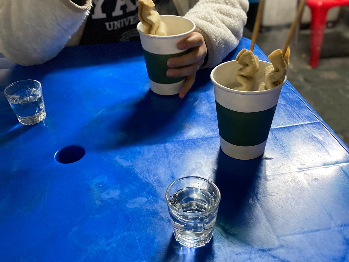 마장동 가맥집
마장동에서 고기 먹고 갈데없고 애매할때 잠시 들려 어묵과 라면에 소주한잔 하기 분위기 딱좋은 슈퍼
노~~~올랍게도 어묵+라면+소주 합해서 8,500원.

#마장동가맥집 #가맥집 #노포 #마장동 #마장동맛집 #마장동소고기 #왕십리노포 #왕십리맛집추천 #왕십리술집