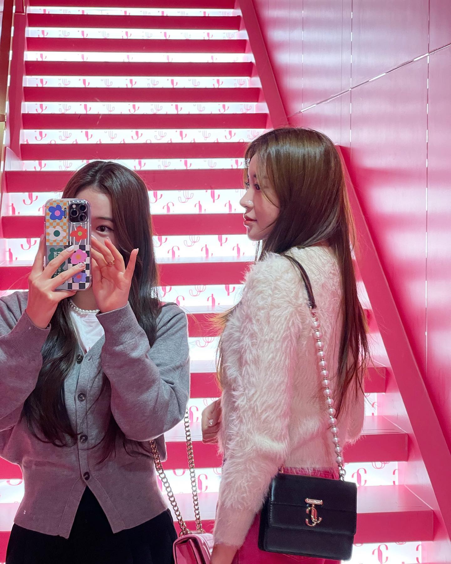 칭구가 핫플이라며 가자고 졸라서 온곳
간만에 화장하고 여자놀이 하고옴 🎀💄