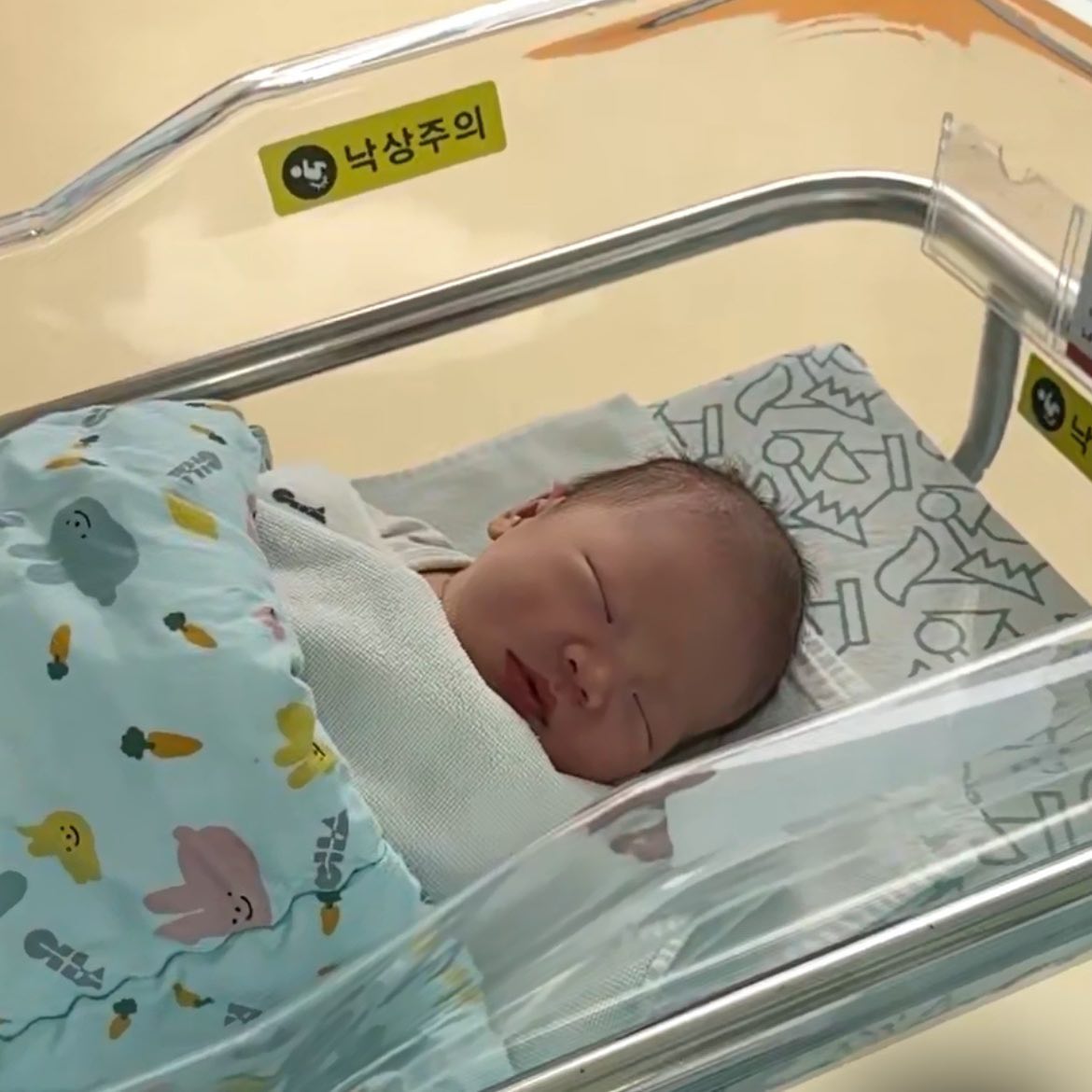 👶🏻 39w1d welcome baby luna
2022.10.20. pm 17:20 3.29kg 50.3cm

우리 사랑둥이 이름은 🌜손다은🌛이에요.
다사롭고 은은한 사랑을 가진 아이로 자라기를 
바라는 엄마 아빠의 마음을 가득 담아 결정했어요.

아가에게 첫 한복을 만들어 입히면 무병장수한다고 하여 야심차게 주문하고 시작을 못하고 있다가,
동생이 도와주며 거의다 동생이 만들게 되었다는 웃픈이야기🤣 
완성된 한복은 너무 너무 예쁨동생아니였음 완성을 못했겠지… 
고마워 동생 rainy_cotton💛

양가에 첫아가라 모두가 예뻐해주고,
이모님도 많이 안아주셔서 손이 타서,
품에 안겨서만 자려고 하는 우리아가덕분에, 
손목도 허리도 너무 아프지만,
잘 때, 웃을때 보면 또 너무 예쁜다은이💛 
앞으로도 잘 부탁해 딸랑구

엄빠가 처음이라 아직은 많이 어설픈 하루하루지만오늘도 건강하게 쑥쑥 자라준 다은이 고마워💛

진짜 주변 사람들 친구들이 많이 걱정해주고,
도와준덕분에 무사히 건강하게 출산도 할 수 있었던
지난 잊지못할 10월🗓️

#흑호랑이띠맘 #52day 
#그리운신생아시절
#루나야반가워