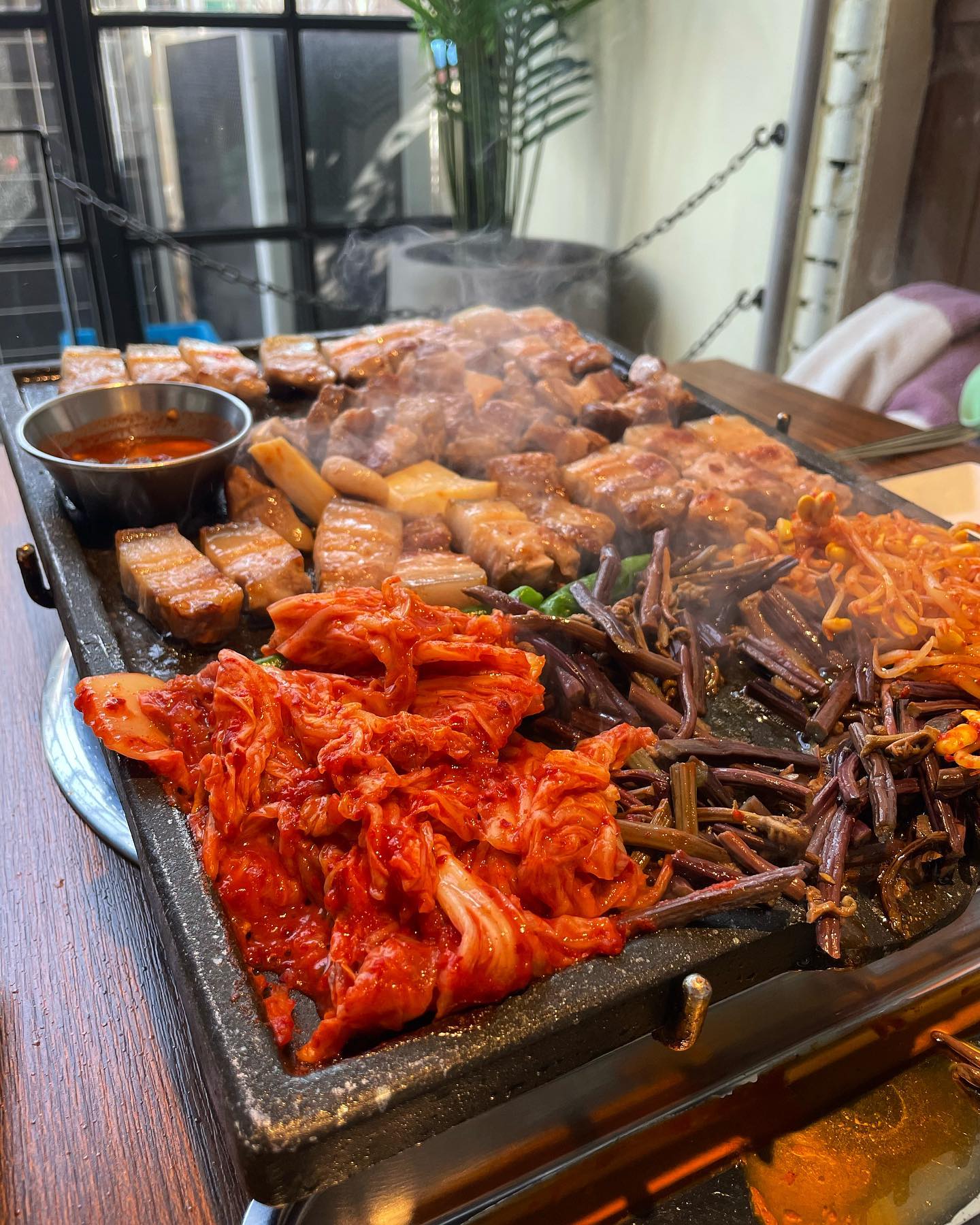 #제주덕구 
아무생각 없이 위치 좋길래 들어간 고기집인데..왜케 괜찮냐구요🤣
비계 안좋아하는데 쫀득하고 맛있서요
고사리랑 콩나물, 김치도 같이 구워줘서 행복쓰
평소엔 안먹엄ㅅ울 멜젓도.. 👍🏻
무슨일이야 취향이 바껴버리네..