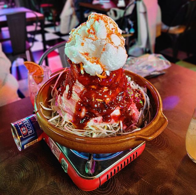 🍝먹은 것들 기록용🍚 on Instagram: "#협찬 #유료광고

@hk_pocha

마라전골🍲 

홍대입구역에서 가까운 거리에 있는 힙한 분위기의 술집.
협찬이지만 내가 느낀 점 그대로 쓴다.

홍콩포차는 이름답게 홍콩의 밤거리 느낌을 살려 인테리어한 술집이다.
매장이 굉장히 넓고(100평대에 자리는 무려 170석..) 단체석 이용도 가능하다고 한다.
벽면에 대형 스크린도 있어 월드컵 경기도 편하게 관람할 수 있을 거 같았다.
진작 알았으면 여기 와서 월드컵 봤을 텐데.. 좀 아쉬웠다.ㅠ

홍콩포차는 마라 맛집으로 유명하다고 하던데, 그래서 그런지 다양한 마라 메뉴가 있었다.
우리는 그중에서 홍포마라 구름전골(+우동사리)과 김가루주먹밥, 패션후르츠 하이볼, 피치트리 하이볼을 주문했다.
홍포마라 구름전골은 사실 술집이라 맛을 그렇게 기대하지 않았는데 정말 맛있어서 깜짝 놀랐다..
맵찔이라 조금 매웠는데도 국물까지 떠서 주먹밥 싹싹 비벼 먹을 정도로 진짜 맛있었다ㅠㅠ
고기, 야채, 분모자, 일반 당면, 푸주 등 다양한 재료가 푸짐하게 들어 있었다!
원래 분모자를 별로 좋아하지 않았는데 분모자에 국물이 배니까 너무 맛있어서 이 맛에 분모자를 먹는 거구나 싶었다..
김가루주먹밥도 좋은 참기름이 들어갔는지 참기름 향이 강해서 고소하고 맛있었고,
하이볼은 둘 다 맛있었지만 피치트리 하이볼이 내 입엔 조금 더 맞았다.
피치트리 하이볼은 친구가 술 맞냐고 물어볼 정도로 알코올 맛이 하나도 나지 않아 음료수처럼 맛있었다!
맛도 좋고 분위기도 좋아 일석이조인 술집이었다.
다음에 홍대 갈 일이 생긴다면 또 방문할 거 같다.

🍽매장: 홍콩포차

🏡주소: 서울 마포구 홍익로3길 44 2층

☎️연락처: 0507-1335-4002

💰가격: 홍포마라 구름전골&우동사리 27,000원
셀프김가루주먹밥 3,500원
패션후르츠 하이볼 6,000원
피치트리 하이볼 6,000원

개인적인 별점: ★★★★☆(4.5)
(협찬도 별점은 솔직하게 매긴다)

(★★★: 평범
★★★☆: 맛있는 편
★★★★: 맛있다
★★★★☆: 정말 맛있다
★★★★★: 최고!!)
.
.
.
.
.
#홍콩포차 #홍대술집 #홍대포차 #홍대데이트 #합정술집 #마라맛집 #홍대맛집 #홍대핫플 #홍대입구역맛집 #홍대입구역술집 #마라전골맛집 #ate_홍대"