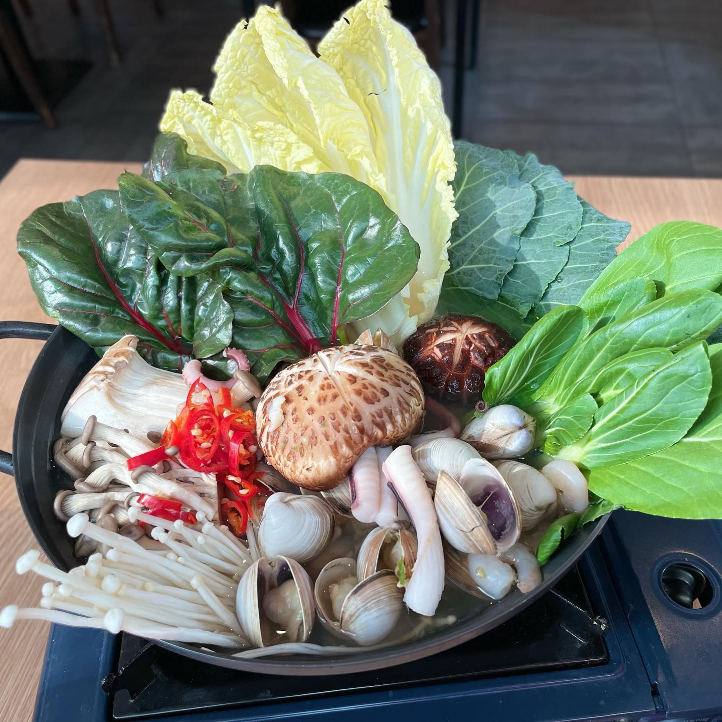 [강남역 창대 조개칼국수]
#협찬 #강남역맛집
추운 겨울에 따뜻하게 먹기 좋았던 조개샤브 칼국수❄️ 야채와 해산물이 많이 있어서 좋았다.
⠀
조개가 가득들어있고 맑고 깨끗한 육수와 함께 먹는 칼국수는 감칠맛을 더해준다. 채소도 많이 있어서 식감이 다채롭고 좋았다.
⠀
자세한 이야기는 네이버 블로그에!
https://m.blog.naver.com/seungh0407/222953183446
⠀
⠀