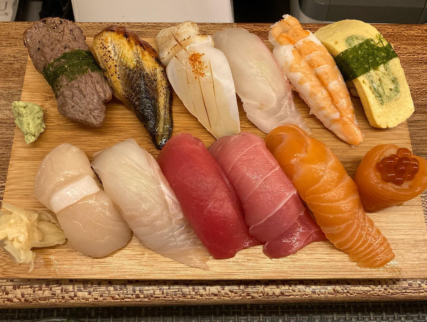 .

온천천 카페거리에 위치한 #이에스시 에 다녀왔어요!

초밥 맛집이라고 유명했어서 몇년전부터 꼭 가보고 싶었던 가게인데요 ☺️ 드디어!! 방문하게 되었습니당 ❤️

.

📍 이에스시 (부산 동래구 온천천로 437번길 9)
⏰ 12:00 - 20:30
➖ 14:30 - 17:30 브레이크타임
➖ 13:45, 19:45분 라스트오더
➖매주 월요일 휴무
💲 제가 주문한 이에스시 초밥은 매일 구성에 따라 22000원 ~ 27000원으로 변동된대요!
❤️ 추천메뉴는 이에스시 초밥! (모듬초밥)
➖ 제가 먹은 구성 중에는 소고기, 관자, 참치가 정말정말 맛있었어요! 🥰❣️
➖ 스페셜 초밥 메뉴도 있는데 매일 한정수량으로 준비되고 가격은 문의하시면 돼요! 저희가 방문한 날은 고등어초밥과 성게알초밥 두가지 메뉴가 있었고 성게알 초밥 추가 주문했어요! (4번째 사진) 성게알은 처음 먹어보는데 맛있었어요! 추가 주문하길 잘한듯 👍 1피스씩 추가 주문가능해서 한번씩 도전해보시는 것도 좋을 거 같아용 ㅎㅎ
🍰 다섯번째 사진은 디저트로 주신 대추야자.? 저는 단걸 안좋아해서 같이간 남자친구 줬는데 맛있다고 2개 순식하더라구용 ㅋㅋㅋ 달달한 카라멜? 곶감? 맛이래요!

.
.
.

#초밥맛집 #온천천카페거리 #온천천카페거리맛집 #온천천초밥집 #초밥 #이에스시esc #동래맛집 #부산맛집 #온천천카페거리밥집 #온천천카페거리맛집추천
