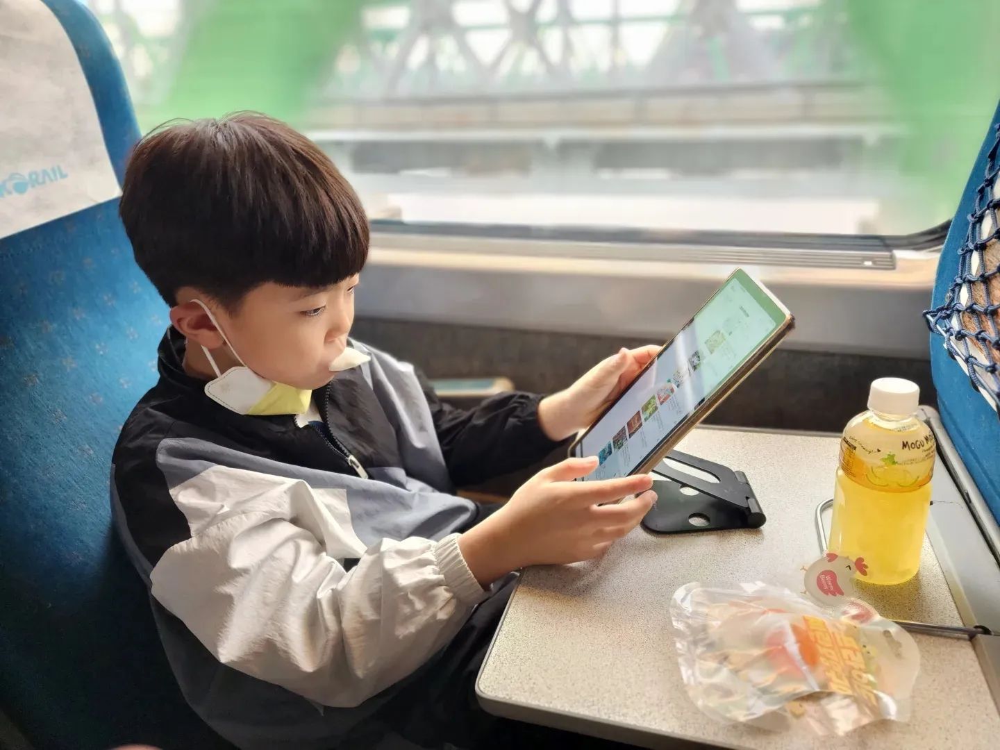 KTX타고 여행 🚆 
.
.
#엄마와 #첫기차
#주말스타그램 #워킹맘육아
#일곱살아들 #마흔살엄마
