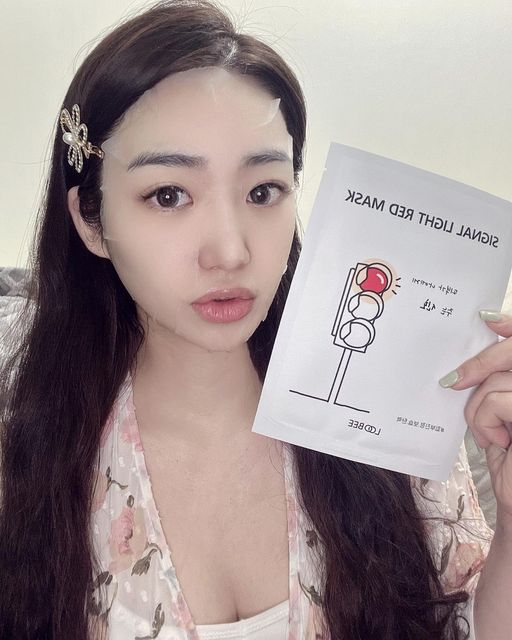 🌸아망초(또나) on Instagram: "#아망초 #광고 루이비 : signal light red mask 신호등 레드 마스크 1박스(10개) 내피부의 적신호를 신호등 빨간불로 표현한 이미지가 너무나 귀여운걸료??🤭 오락가락