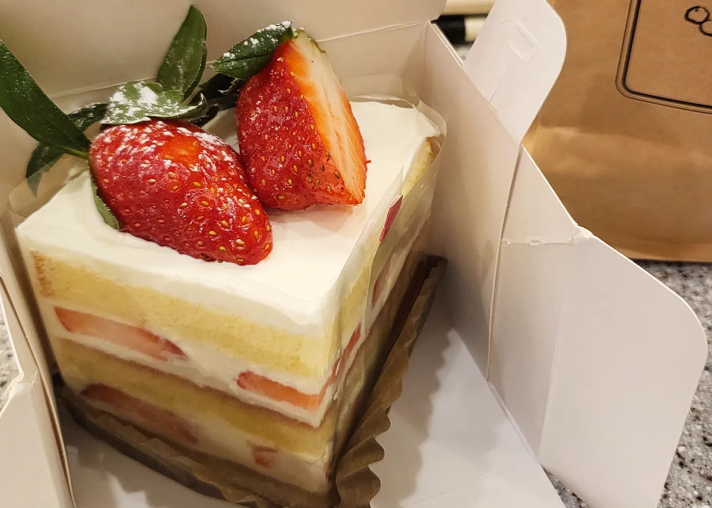 딸기 생크림케이크의 계절이 돌아왔어요!♡
문의를 많이 주셨었는데 다친다리가 빨리 낫지않아서 ㅠㅠ
지금에서야 시작하게 됐네요🥹🙏
많이 기다려주신만큼 더 맛있게 드실 수 있도록 노력할께요🫡🍰🍰
.
#카페머머링 #화정카페 #화정맛집 #딸기생크림케이크 #시즌케이크 #조각케이크 #홀케이크
#겨울한정 #딸기케이크 #딸기의계절