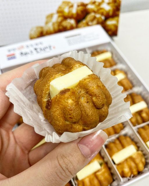 먹바니 on Instagram: "#협찬 호두과자 속에 버터 🧈 천안호원당 앙버터 호두과자 🤍
세상엔 먹잘알들이 왤케 많은지 ,, ㅎㅎ 
호두과자에 버터 끼워넣을 생각을 어떻게 하는거야 ㅋㅋㅋㅋ 
휴게소에서 먹던 호두과자보다 훨배 맛있음 !! 
빵도 촉촉하고 팥도 많이 들어있고 우유랑 찰떡 🥛
커다란 호두가 엄청 고소하다 ㅎㅎ 이색 간식으로 사먹어볼만함! 
가지런히 줄서 있는 호두과자 보고 있으면 마음이 든든 🫶🏻 
냉동실 얼려두고 간식으로 꺼내먹기 최고당
스마트스토어로 배송하면 빠르고 간편하게 앙버터 호두과자 맛볼 수 있음 😋 
 

📍 https://m.smartstore.naver.com/howondang
#호원당 #천안호원당 #앙버터호두과자 #간식 #간식추천"