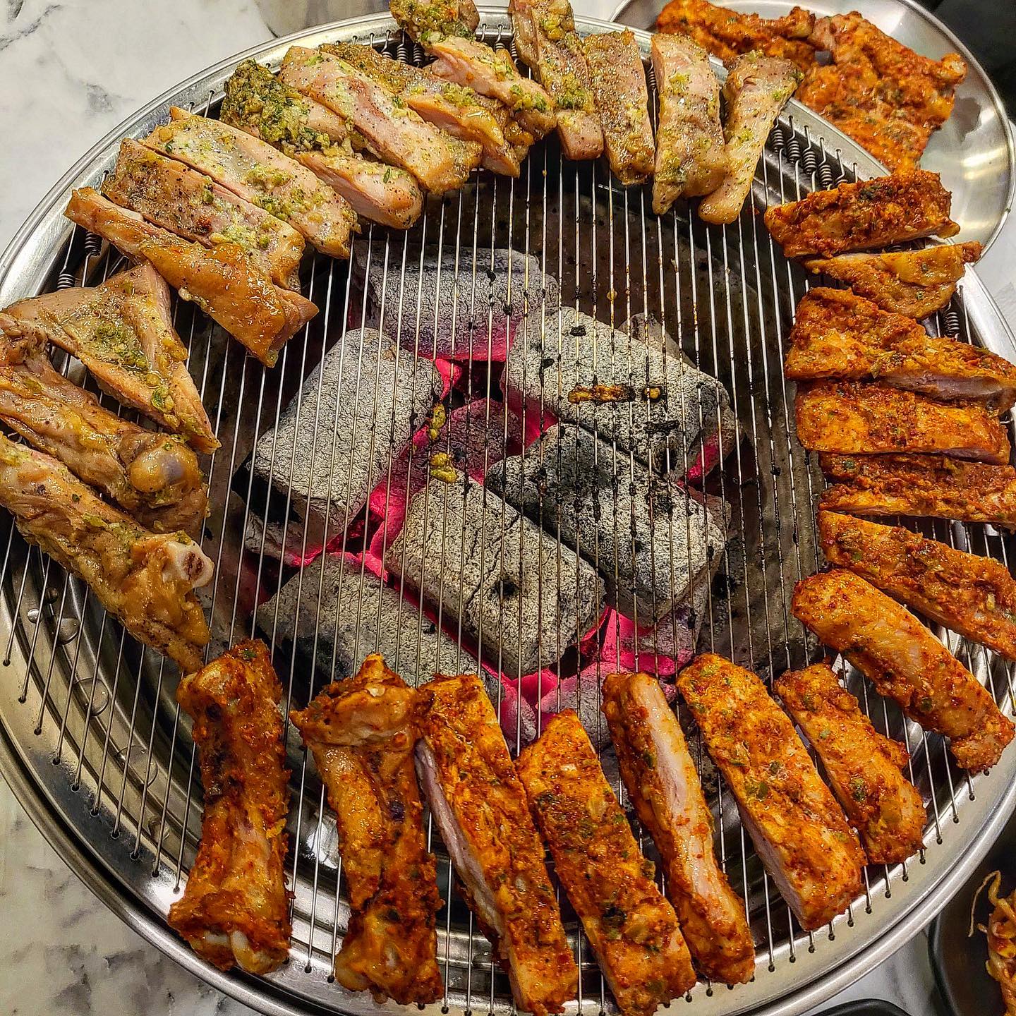 [#관평동 #섭이네숯불닭갈비 ]

섭이네B세트 _ #양념닭갈비 #간장닭갈비
#청국장찌개 #계란찜 

🏠대전 유성구 관들2길 72-30 1층

⏰️매일 17:00-24:00
⏰️라스트오더 22:30

☎️042 933 7381

양념닭갈비, 간장닭갈비는 물론이고
세트에 함께 구성된 청국장찌개, 계란찜까지
밑반찬까지 모두 맛있는 곳

#대전닭갈비 #관평동닭갈비 #대전숯불닭갈비
#유성구맛집 #유성구닭갈비 #관평동닭갈비 #관평동닭갈비맛집
#먹팔 #먹팔로우 #먹스타그램 
#좋아요 #좋아요반사 #좋반테 #instadaily
#소통 #선팔 #맞팔 #팔로우

#얌얄_관평동