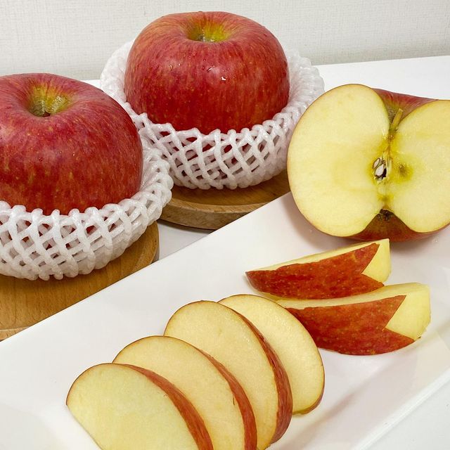 먹바니 on Instagram: "#협찬 #와디즈 #펀딩탐험대 달달아삭 청송사과 🍎
농산물 직거래 가능한 와디즈에서 
황학농원 청송사과 구매해봤다 ㅎㅎ 
직거래는 처음 해봐서 별 기대 없이 주문했는데
고정관념을 깨는 맛 ; 아삭하고 달달하니 맛있었다😋
퍼석하니 입안에서 가루가 되는 사과가 아니라
과육이 딴딴하고 씹는 내내 asmr 쌉가능 ㅎ
사과 자체만으로 단맛이 충분히 감돌아서
요거트에 넣어먹을랬는데 깎자마자 순삭해버렸다 ㅋㅋ
본가가 시골이라 주변에서 질 좋은 사과 
박스로 얻어먹어서 사과 입맛 까탈스러운데
황학농원 인정 🫶🏻 올해 사과는 여기서 시켜도 될듯 
 
 
📍와디즈 
🍎황학농원 청송사과"