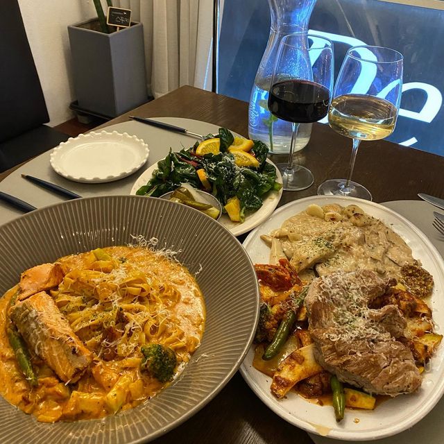 먹바니 on Instagram: "#협찬 무르무르드구스토 재방문 그리고 재재재방문 각 🌟
안암 파스타 맛집 무르무르드구스토 또 다녀왔다 😆😆
다가오는 연말에 데이트나 파티 장소로 안성맞춤 
분위기도 좋고 음식도 맛있고 와인까지 곁들이면 .. 🫶🏻🥂
 
💟듀록통목살&트러플리조또 29,800원 
한 플레이트에 통목살 스테이크랑 트러플 향 낭낭한 리조또가 같이 나온다! 홀그레인 소스, 아래에 깔린 토마토베이스 라따뚜이와 함께 먹으면 궁합이 좋음 ˃̵͈̑ᴗ˂̵͈̑ 나는 리조또가 더 맛있었는데 트러플을 별로 좋아하지 않는데도 맛있게 먹었다ㅎㅎ 은은하면서도 확실하게 존재감을 뿜는 트러플 향이 매력적이었다! 좋은 재료를 쓰시는 것 같았당
 
💟연어 스테이크 & 로제파스타 20,800원 
연어가 통으로 파스타 위에 👏🏻 꾸덕한 로제 소스에 연어 찍어먹으면 최고다 스파게티 면도 넓적해서 먹는 맛이 있음 ㅎㅎ 무르무르드구스토는 파스타맛집이 아닐까,, 크림류를 다 너무 잘한다 아 근데 저번에 봉골레도 짱맛이었는데…? ㅋㅋㅋㅋ 아쉽게도 봉골레는 메뉴판에 사라진듯 했다 대신 바질이나 생면 등 요즘 유행하는 재료들로 메뉴를 새로 구성하신듯!! 생면 파스타가 아니어도 생면으로 변경 가능하다 여기 파스타 꼭 드셔보세요 🤗
 
💟하우스 샐러드 Free
이런 고퀄 샐러드가 공짜라니🥹 식전에 설렌 마음을 잠재우려고 먹는게 애피타이저지만 무르무르는 샐러드조차 맛있어서 빨리 다음요리 나오길 기다리게됨 ㅎㅎㅎ 발사믹 드레싱이라 건강하고 프레시해서 좋당 사용하시는 채소들도 신선해서 쓴맛 없음 !! 
 
💟엘 토키 프레스티지 까베르네 쇼비뇽 7,800원 
💟마스터 피스 샤도네이 8,800원 
와인 알못 먹바니지만 오랜만에 분위기 내려고 와인도 주문 🫶🏻 나는 쇼비뇽을 먹었는데 많이 달지는 않았지만 그렇다고 너무 쓰지도 않았다 맛의 밸런스를 잘 잡은 느낌! 샤도네이는 보기와 다르게 스파클링이 있다고 했다 ㅎㅎ 와인 공부하고 싶어지는 식사..🍷❤️
 
너무 행복하고 만족스러운 시간 보내고 온 무르무르드구스토! 맨날 가게 바뀌는 안암 대학가에서 어느새 10주년을 맞이했다고 한다💝 그만큼 내실있는 맛집이라는 의미 ㅎㅎ 10주년 이벤트로 올해 12월 31일까지 4인이상 방문하시면 리코타샐러드 무료 제공이래요 얼른 달려가세요❤️‍🔥❤️‍🔥"