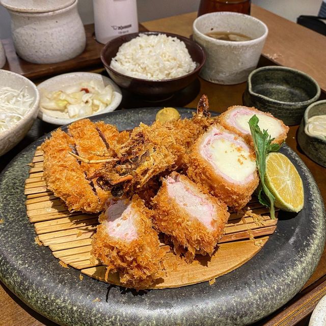 먹바니 on Instagram: "#협찬 새로 오픈한 카츠8 파르나스몰점 방문 💛
인테리어 백화점인 줄 ,, 
모델하우스 같은 곳에서 밥먹으면 기분이 좋자나여 ☺️
삼성역에 카츠8 돈가츠 먹으러 다녀옴 ㅎㅎ
 
카츠8모둠, 후토마끼, 참연아볼 시켰다 
모둠 돈가츠는 진짜 고퀄..!! 원래 등심을 더 좋아하는데
안심이 퍽퍽하지 않고 육즙 가득이어서 넘 좋았다🥢
치즈도 새우도 넘너무 맛있어서 ㅎㅎ 모둠 시키길 잘한듯 ◡̈
후토마끼도 한입에 먹어야하지만 불가능한 사이즈 ㅎㅎ 
친구랑 한입도전 했는데 처참히 실패 ..^^ 와사비랑 아주 잘어울림 
참연아볼은 처음 먹어보는 거였는데 
참치연어아보카도를 감태에 싸먹는 음식이었다! 
좋아하는 아보카도+연어 맛없없,, 🥑 감태 풍미 미쳐따 ㅜㅜ 
맥주가 미니 있길래 시켜봤는데 사이즈 진짜 귀여움 ㅋㅋㅋㅋ 
가볍게 기름진거 뚫어주고 싶을때 추천 🍺
 
혼밥할수있는 자리도 있고 직원분들도 친절하셔서 
직장인 점심먹기에 안성맞춤일 것 같았다 ㅎㅎ 
인턴 경험자로서 이렇게 맛있는 메뉴 
점심에 먹으면 하루종일 기분 좋음 🥰 
저녁에도 또 먹고싶어질 맛 💗
 
 
📍강남구 삼성동 삼성역 2호선 
🥢카츠8 파르나스몰점 
 
🥢카츠8모둠 19,000원 
🥢후토마끼 Half 15,000원 
🥢참연아볼 21,000원 
🥢하이네켄 미니 2,500원"