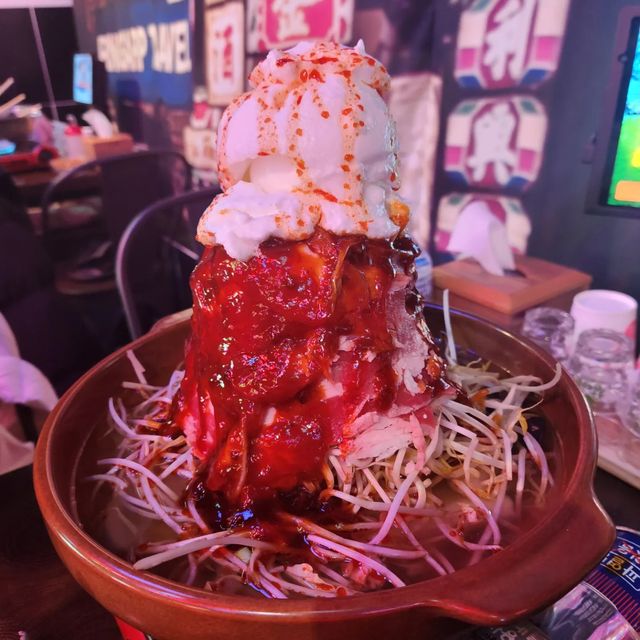 윰's 먹생활 🥑 on Instagram: "#광고 #홍콩포차 #홍대입구역

홍콩느낌의 힙한 분위기가 이색적인 술집이 
있다고 하여 다녀왔어요.🤗

홍대입구역에서 엄청 가깝게 
위치해 있음에도 매장이 넓어서
종강을 앞두고 있는 대학교 모임에도
연말모임 단체손님이 와도 
거뜬하겠더라고요👍👍

대형 스크린이 월드컵 경기때⚽️
엄청 열광적이겠구나 생각이 들었어요.
지금은 성탄절🎅 분위기가 물씬 나요🎄

마라맛집이라고 소문이 자자해서
마라맛 안주를 안시킬 수 없겠죠?😆

#홍포마라구름전골&우동사리
한국인 입맛에 맞춘 마라와 
전통 마라의 중간쯤으로 
맵찔이들도 즐길 수 있을 정도로 맛났어요.😍
마라를 즐겨 먹는 제 친구도 
맛있다며 극찬했어요.👏👏👏

숙주와 고기위에 올라가 있는
구름같은 하얀 머랭이 
익으니 세상 부드러운 계란찜으로
변하는데 신기했어요.🤣

역시 술집이 진정한 맛집이라는
제 논리는 틀리지 않았어요.😚
그래서 추가로 더 시켰지요~
#닭껍질튀김 이 다른 곳에서는 
누린내가 많이 났는데
여기는 바삭하게 튀겨져 
매운 마라맛을 중화시켜주네요.🤩😝

하이볼도 7가지 맛이 다양하게 준비되있고
색깔도 예뻐서 사진찍을 맛이 났지요🎶🎵

가성비 좋고 다양한 안주를 즐기고 싶을 때
꼭 한 번 가보시길 추천해드려요😆👍

________________________________________

🥘 홍대입구역 9번출구
 (16:00~새벽06:00)

🔅 홍포마라 구름전골 ₩ 27,000
🔅 닭껍질튀김 ₩ 9,900
🔅 피치트리 하이볼 ₩ 6,000
🔅 미도리 하이볼 ₩ 7,000

#홍대술집 #홍대포차 #홍대데이트 #합정술집 #마라맛집 #홍대맛집 #홍대핫플"