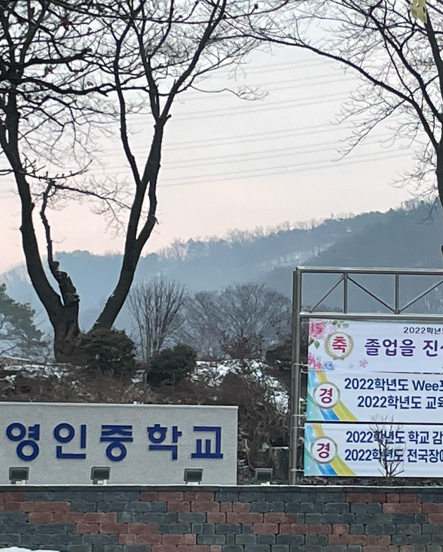 3년이라는 짧은 시간 동안 너희와 웃고 싸우고 울고..ㅎ̽ 행복했던거같아~
앞으로는 각자의 갈 길을 가지만..
멀리서 너희를 응원하는거 알지..?ㅎ
올 1년 동안 많이 모자른 반장이자..너희들의 친구인..나.. 앞으로는 볼 시간이 많이 없겠지만..자주 연락하고 한 번은 꼭 만나자~ 길가다가 만나면 모르는척 하지말고 꼭 인사하자ㅎㅎ3년 동안 고마웠다. 3-1 친구들아~!!!! 다들 건강하고 안녕..👋 
•
•
•
•
#07#08#09#07년생#졸업#안녕#중학교#생활#끝#수고했다#맞팔선팔환영