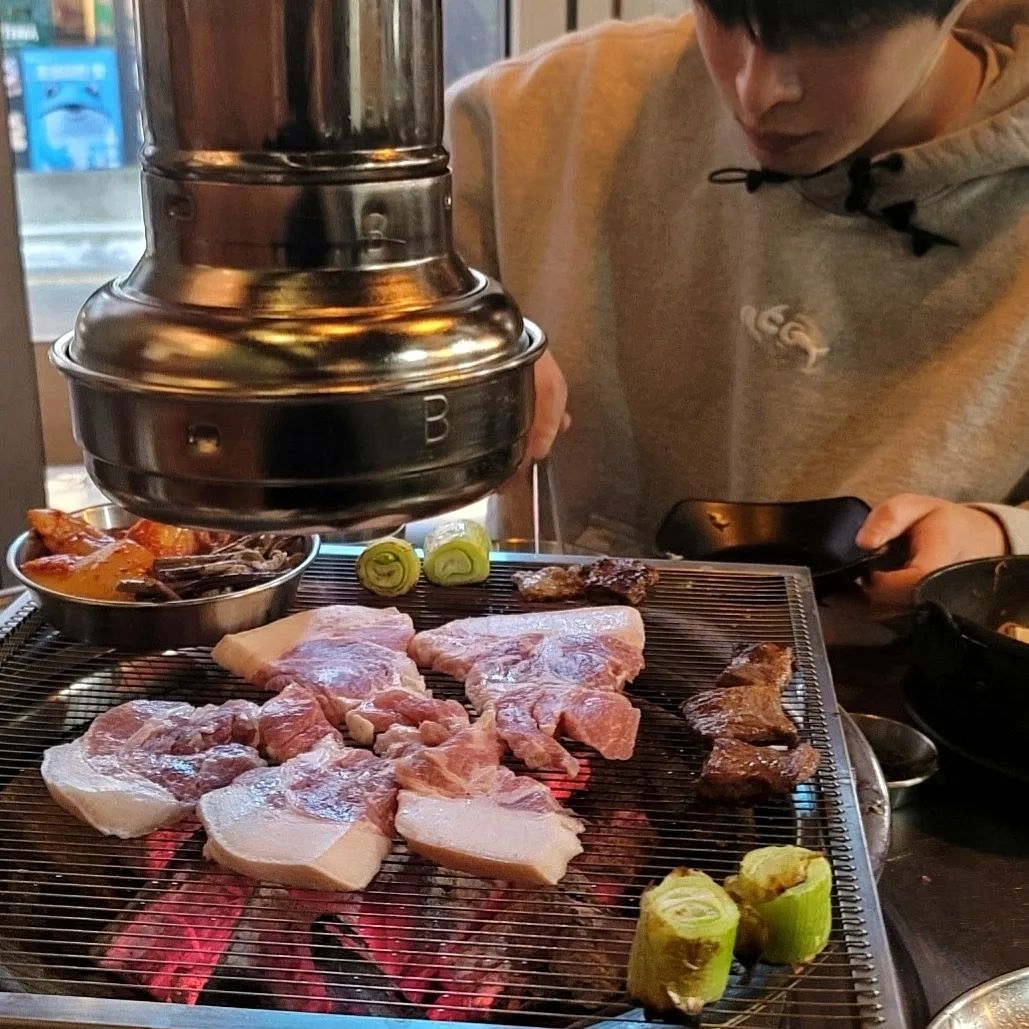 #협찬 <잠실새내 신돈>
고기를 사랑하는 사장님께서 운영하시는 생고기 전문점 

잠실새내역 4번 출구 부근에 있는
<잠실새내 신돈>에 다녀왔습니다! 

신돈은 고기자체를 정말 사랑하는 사장님께서 
신천돼지, 역전식당에 이어 세번째로 런칭하신 브랜드에요

사장님께서 정말 고기 자체에 애정이 가득하시다 보니 

고기들의 품질은 물론 관리까지 너무 잘 되어 있어 먹기 전부터 무척 기대됐습니다😆

메뉴도 단조롭지 않게 다양한 생고기(삼겹살,꽃목살,항정살,꼬들살, 껍데기등)가 준비 돼 있어 

취향에 맞게 품질 좋은 고기를 선택해 먹을 수 있더라구요 ㅎㅎ 

또 참숯직화구이로 직원분들께서 직접 구워주신다는점도 너무 마음에 들었어요🥰

굽는것부터 자르는것까지 전부 다 해주시니
편하게 먹는것에만 집중 할 수 있어 좋았습니다!

🎈통갈매기살 - 갈매기살의 근막 손질이 매우 잘 돼 있었습니다

덕분에 일반적인 갈매기살의 단점인 질긴 식감은 전혀 느껴지지 않고

갈매기살 특유의 쫄깃하면서 부드러운 식감만 느껴지더라구요😍

씹을수록 입안이 즐거워지는 맛이었어요 

🎈꽃삼겹살 - 같이 먹던 일행이 한입 먹자마자 
인생에서 먹었던 삼겹살중 가장 맛있다라고 하더라구요🔥

구울수록 퍽퍽해지지않고 촉촉해지는 삼겹살은 처음이었습니다

삼겹살이 너무 맛있어서 삼겹살이 아닌것같은 느낌은 처음이었어요😀

🎈꼬들살 - 이름값 제대로 하던 꼬들살

꼬들꼬들한 식감과 부드러움이 동시에 느껴졌습니다

갈매기살의 쫄깃함과는 확연히 다른 꼬들살 특유의 
꼬들꼬들한 식감이 너무 좋았어요

신돈의 모든 고기들은 질기지않고 고기 특유의 식감과 부드러움이 합쳐진게 장점인거 같습니다🥰

🎈고기김치볶음밥 - 이름값 제대로 하던 볶음밥 이었습니다

고기 김치 밥의 비율이 1:1:1로 느껴질만큼
고기와 김치가 한가득 들어가있더라구요 ㅎㅎ

볶음밥 자체의 맛도 좋아서 매우 만족했습니다😍

신돈은 처음 고기가 나올때 대파와 고사리 그리고 김치를 같이 구워주시는데

어느 고기와 함께 먹던 너무 잘 어울리더라구요

거기에 고기와 함께 싸먹기 좋은 콩나물무침까지!!

고기들의 품질부터 밑반찬들까지 뭐하나 빠지는거없이 매우 만족했습니다🥰.

친구들과 고기 먹을 일이 생기거나 회사에서 회식 장소를 정하게 된다면 

무조건 신돈으로 또 오게 될 것 같아요😄

모든 고기가 품질도 좋고 맛도 좋았던 <잠실새내 신돈> 

앞으로 고기 먹고싶은날엔 꼭 방문 예정입니다🔥

❤통갈매기살160g/15,000원
❤꽃삼겹살180g/15,000원
❤꼬들살180g/16,000원
❤고기김치볶음밥/4,000원
❤서울 송파구 백제고분로9길 21 (잠실동) 1층
❤영업시간 : 매일 15:00~24:00(23:30 라스트오더)

#신돈 #잠실새내맛집 #잠실새내역맛집 #잠실새내고깃집 #잠실새내역고깃집 #잠실삼겹살 #잠실새내술집 #잠실새내역데이트 #잠실새내회식 #잠실새내고기집 #잠실고기집 #잠실회식장소 #삼겹살 #갈매기살 #꼬들살 #볶음밥 #고기 #먹방 #먹스타맞팔 #먹스타 #맛스타그램 #맛집 #일상 #데이트 #맞팔 #먹팔