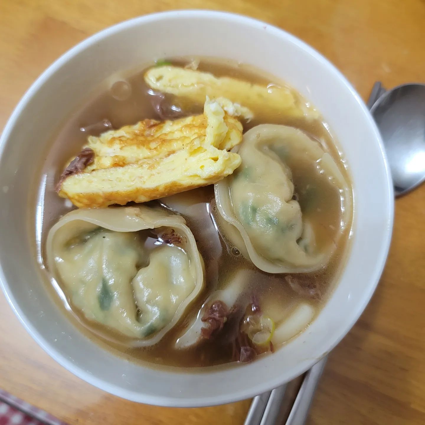 #떡국
아들램이 만들어준 떡국
진짜 마니컸다 아들😁😁
국물도 6시간동안 고아서 만듦🤭🤭
그래서인지 떡보다 고기가 더 많았었뜸.
지단마저두 통통하니 귀엽답니다 😆😆
맛은..큼큼 엄마 입맛엔 좀 짰다😅😅
일반적인 입맛이었음 맛났을꺼얌 😁😁

#새해첫날 #아들표요리 #새해떡국
#중딩아들표 #중딩아들맘 #떡만두국 #맞좋 #좋반