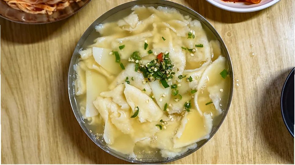 #고성분식 #엄궁맛집
-
밀린 피드어마어마한데
뜨끈한 국물에 가성비터지던
고성분식 생각나네

직접 반죽하고 면뽑아 만든 칼국수랑
손으로 뜯뜯해주시는 얇은 수제비에
달짝하면서 땡초팍팍 넣어 
자꾸 들어가는 비빔칼국수까지 매력적인 곳
투명해 보이지만 밑에 양념깔려있어서
휘적휘적 잘 풀어먹음 된다.

위생은 좀 거시기한데
가격이 차캐도 넘 차캐서
한번은 가볼 만함
-
📍부산 사상구 낙동대로772번길 9 엄궁재래시장
✔️칼국수 ₩3,500
✔️수제비, 비빔칼국수 ₩4,000